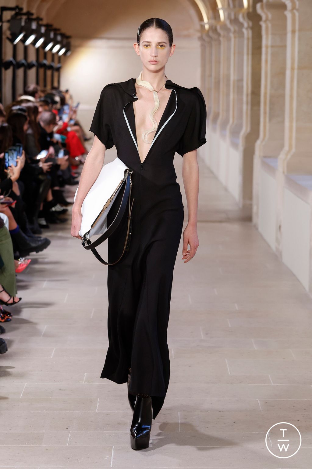 Fashion Week Paris Fall/Winter 2023 look 17 from the Victoria Beckham collection womenswear