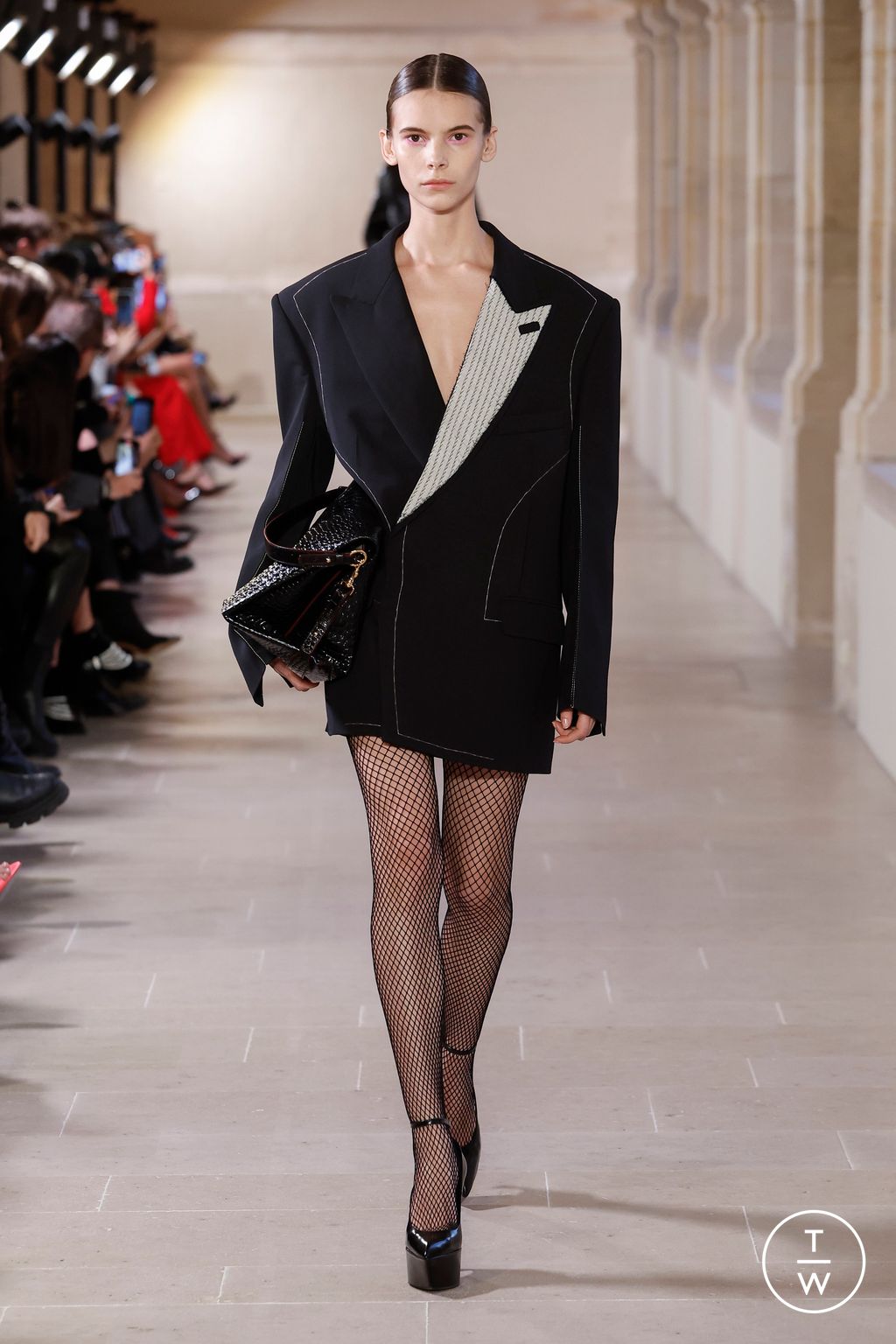 Fashion Week Paris Fall/Winter 2023 look 18 from the Victoria Beckham collection 女装