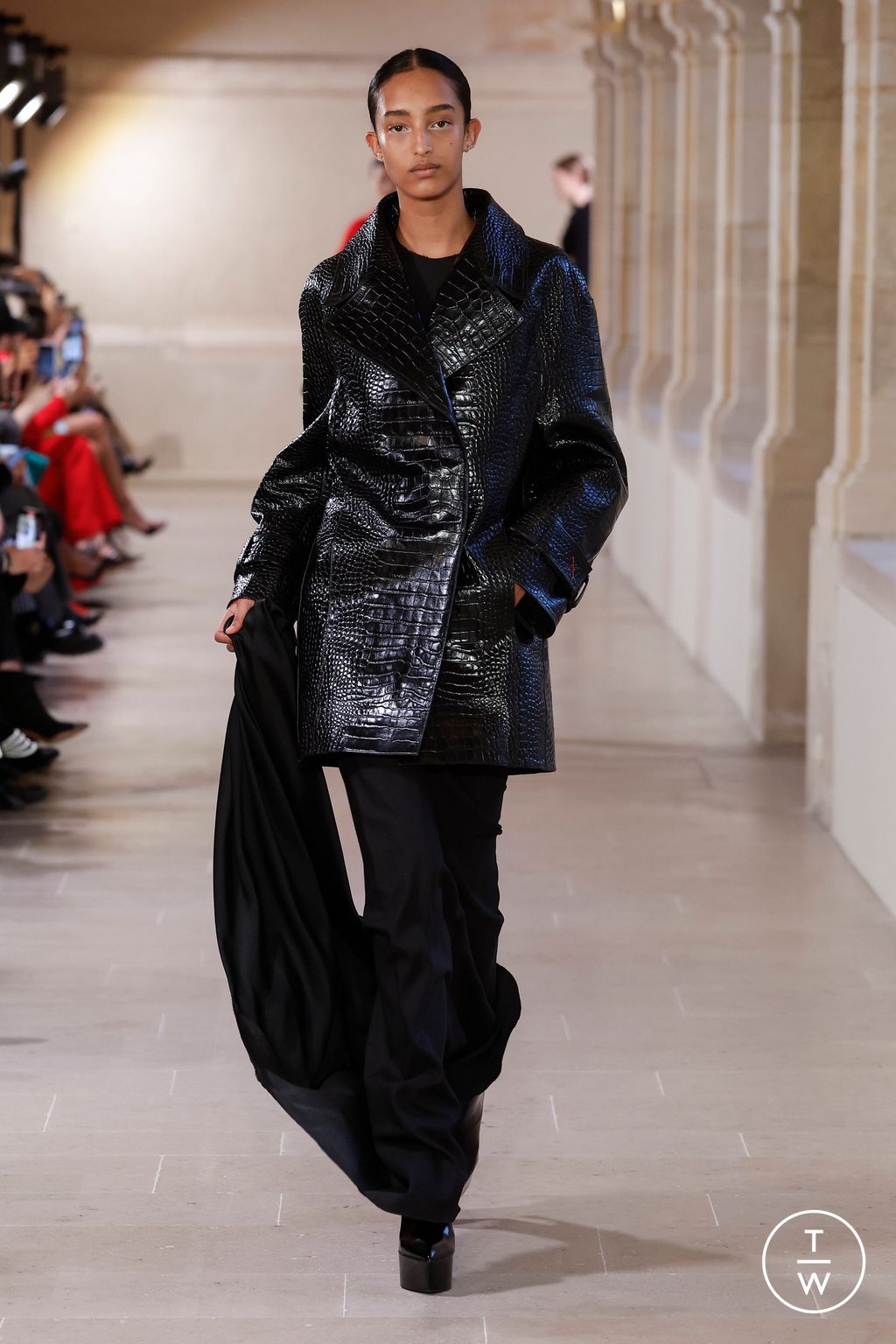 Fashion Week Paris Fall/Winter 2023 look 19 from the Victoria Beckham collection 女装