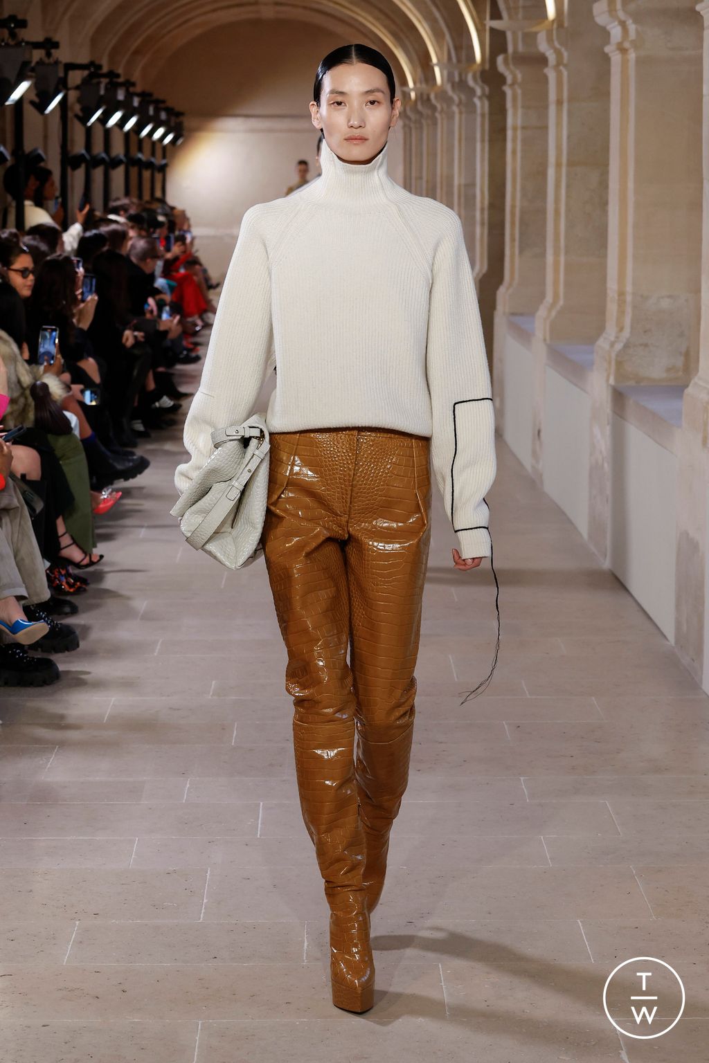 Fashion Week Paris Fall/Winter 2023 look 23 de la collection Victoria Beckham womenswear