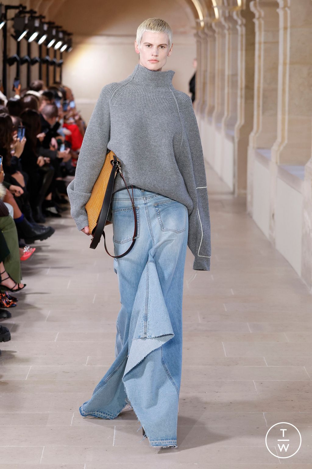 Fashion Week Paris Fall/Winter 2023 look 25 from the Victoria Beckham collection womenswear