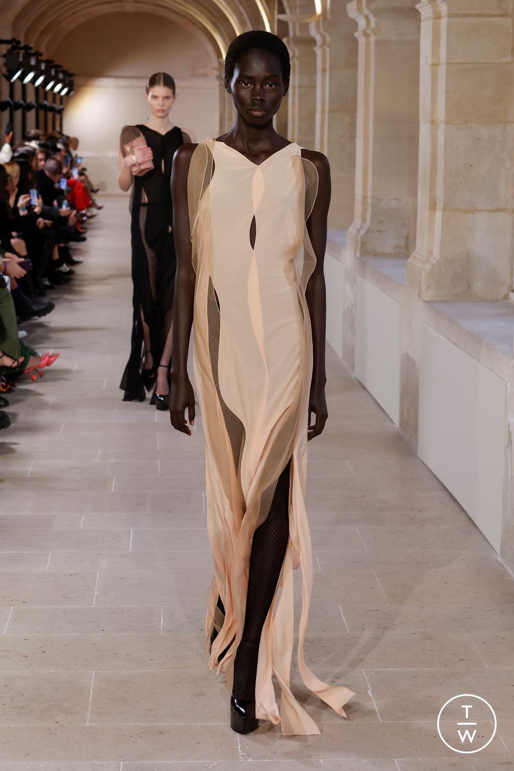 Fashion Week Paris Fall/Winter 2023 look 32 from the Victoria Beckham collection 女装