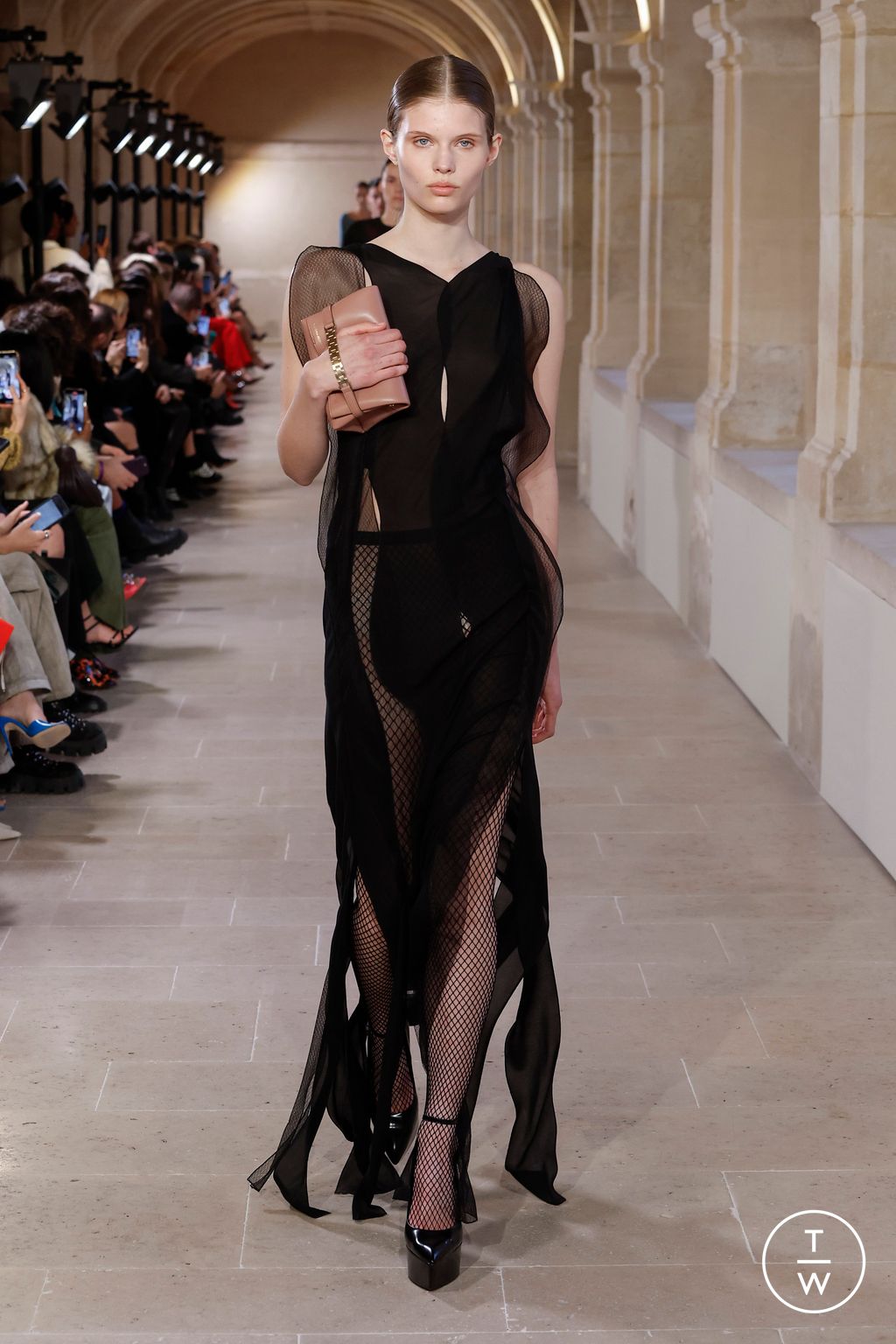 Fashion Week Paris Fall/Winter 2023 look 33 from the Victoria Beckham collection 女装