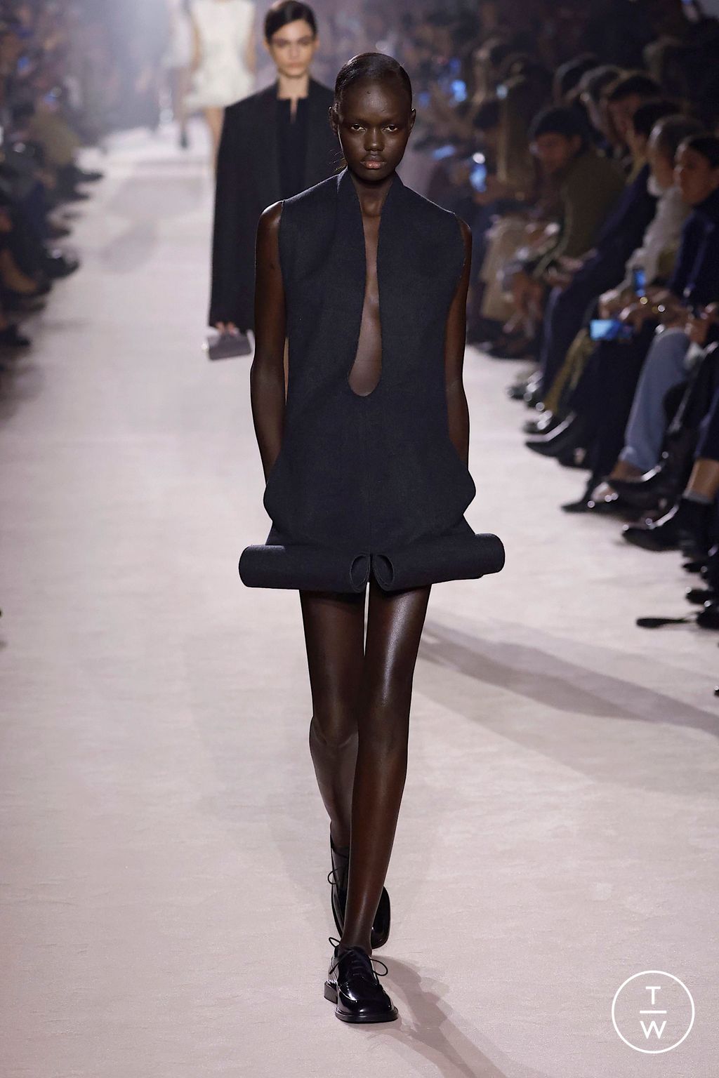 Fashion Week Paris Fall/Winter 2025 look 8 from the Victoria Beckham collection womenswear