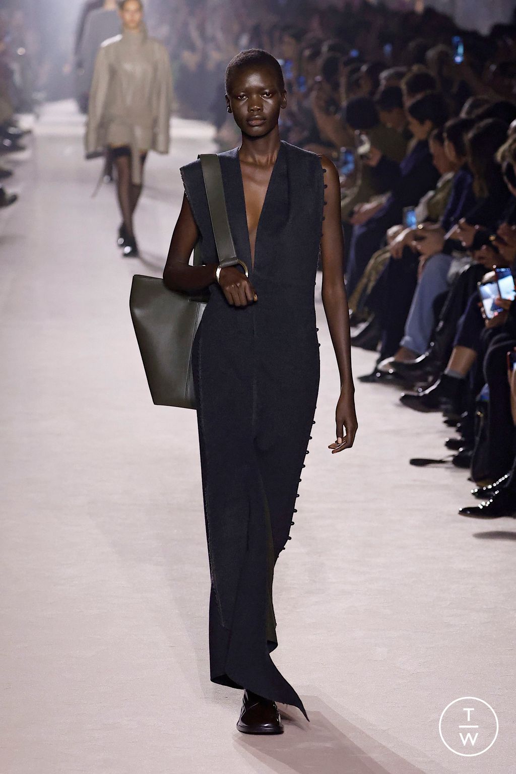 Fashion Week Paris Fall/Winter 2025 look 17 from the Victoria Beckham collection womenswear