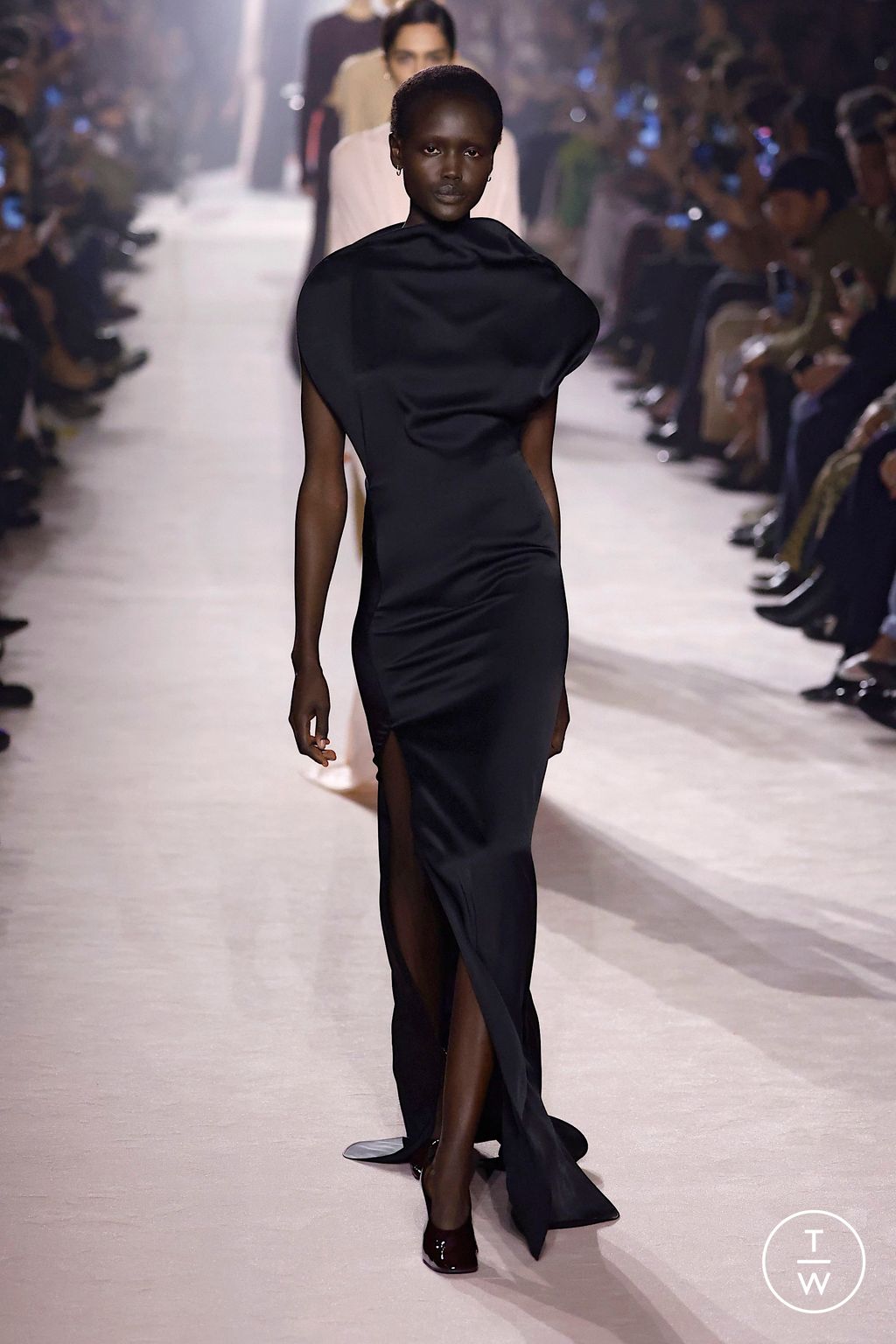 Fashion Week Paris Fall/Winter 2025 look 32 from the Victoria Beckham collection 女装