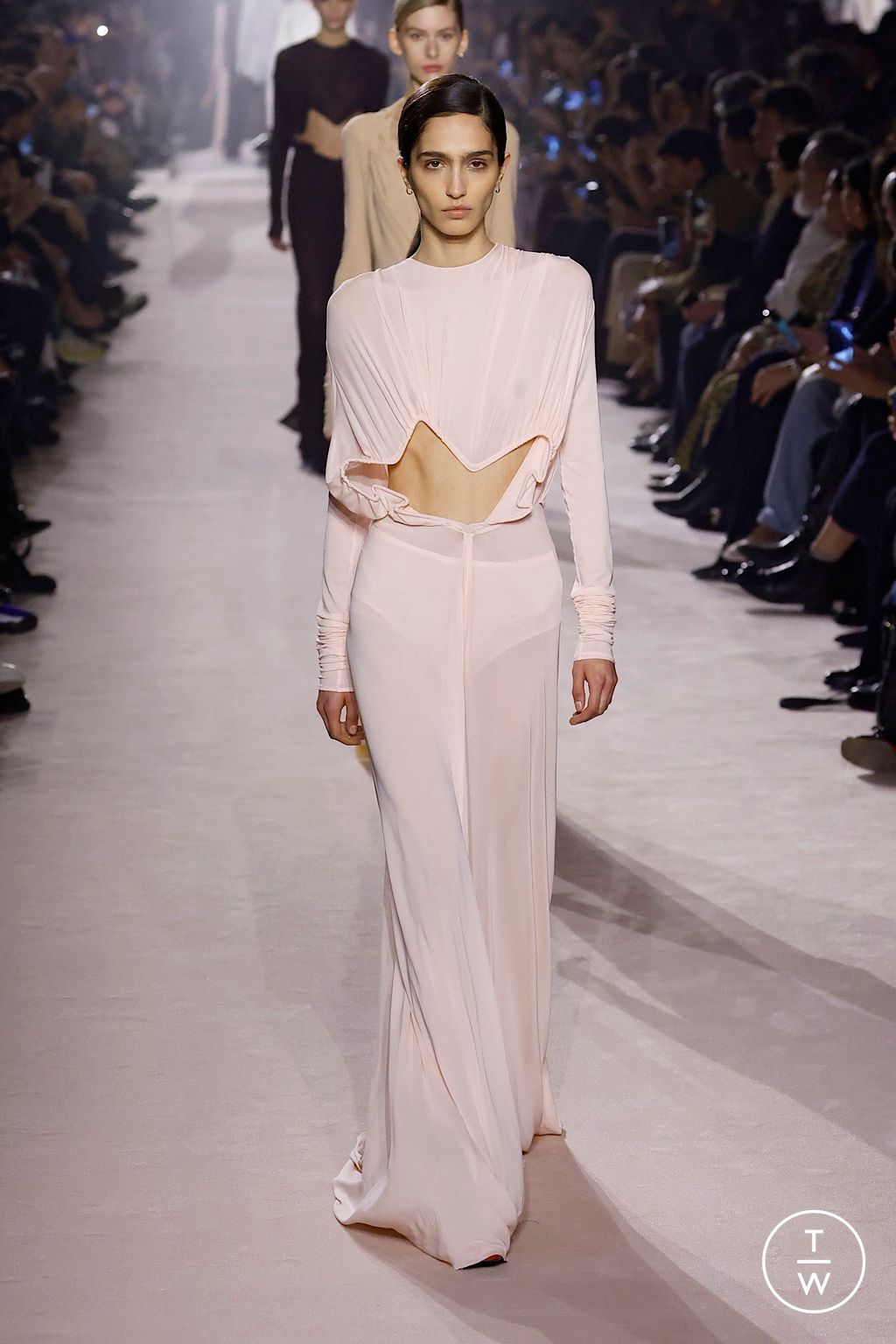 Fashion Week Paris Fall/Winter 2025 look 33 from the Victoria Beckham collection 女装