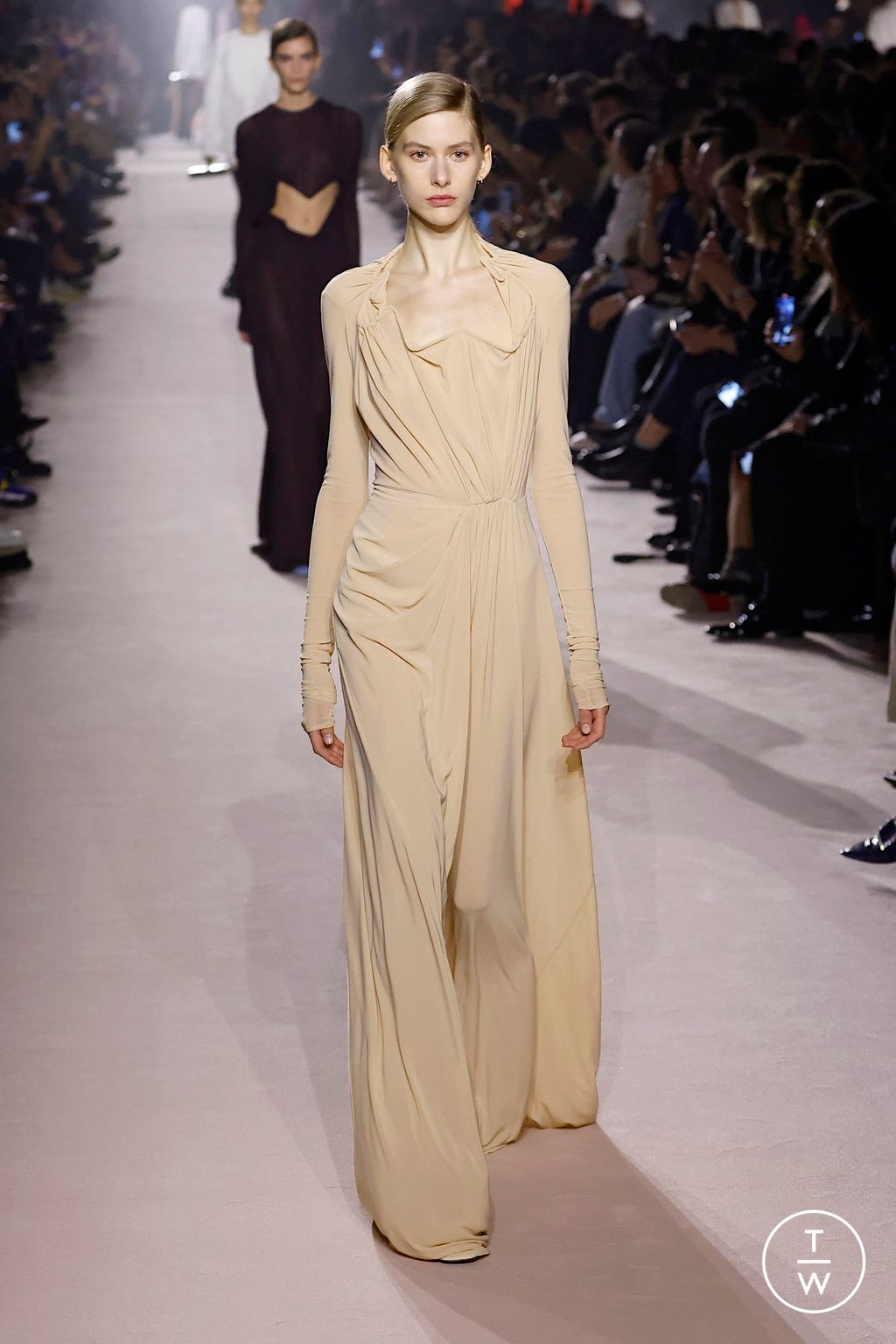 Fashion Week Paris Fall/Winter 2025 look 34 from the Victoria Beckham collection 女装