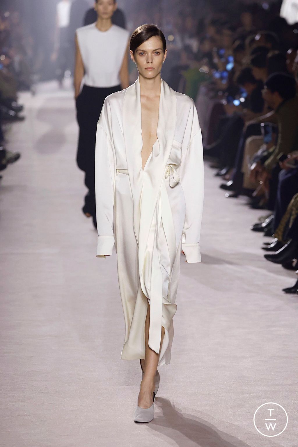 Fashion Week Paris Fall/Winter 2025 look 38 from the Victoria Beckham collection 女装