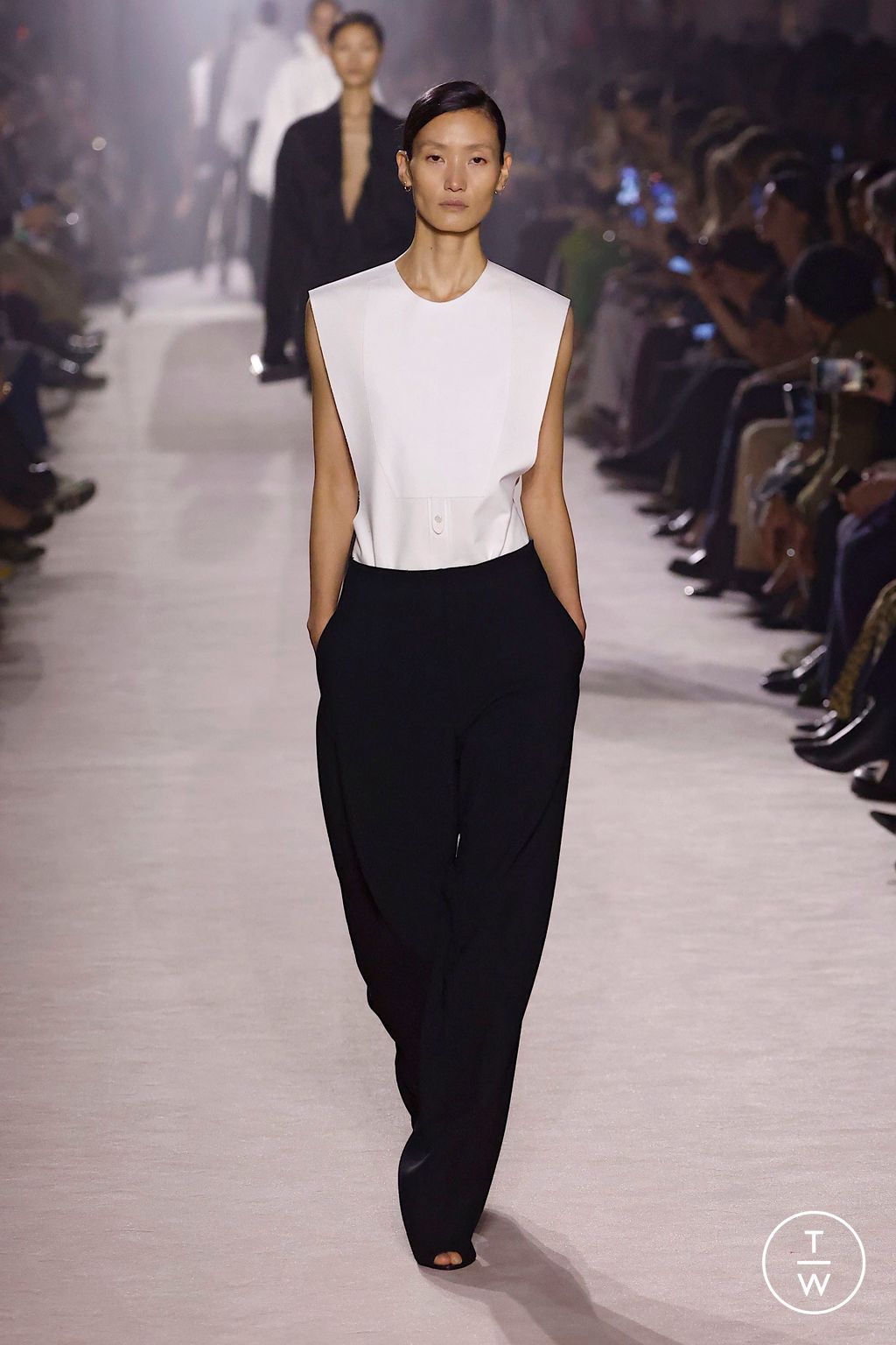 Fashion Week Paris Fall/Winter 2025 look 39 from the Victoria Beckham collection 女装