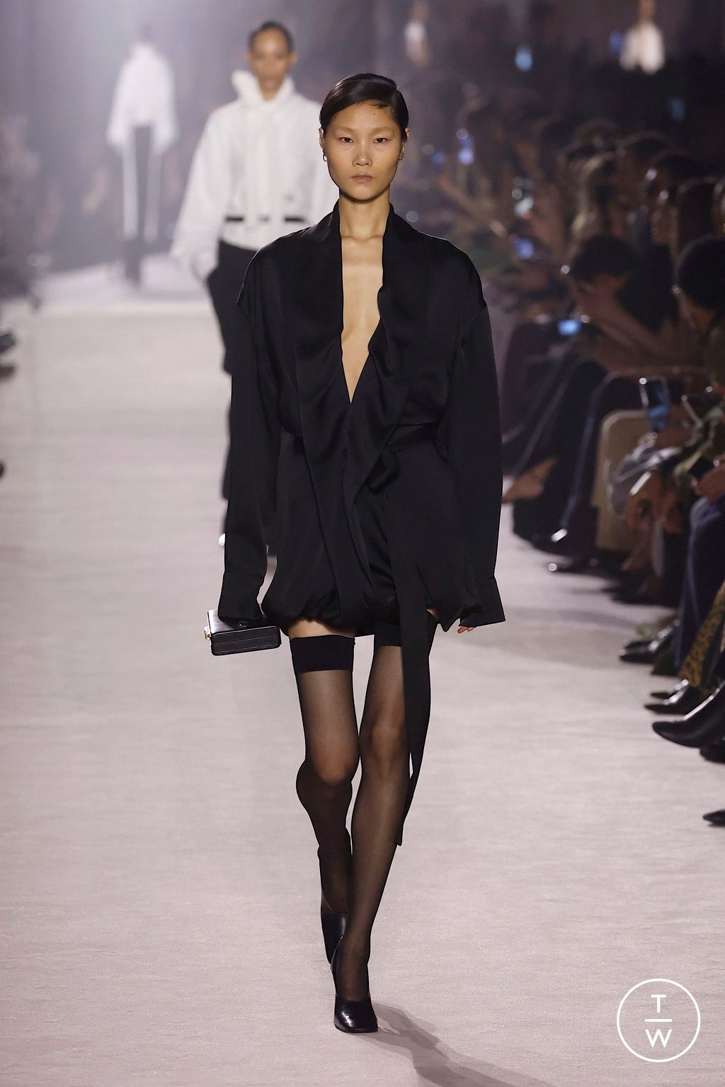 Fashion Week Paris Fall/Winter 2025 look 40 from the Victoria Beckham collection 女装