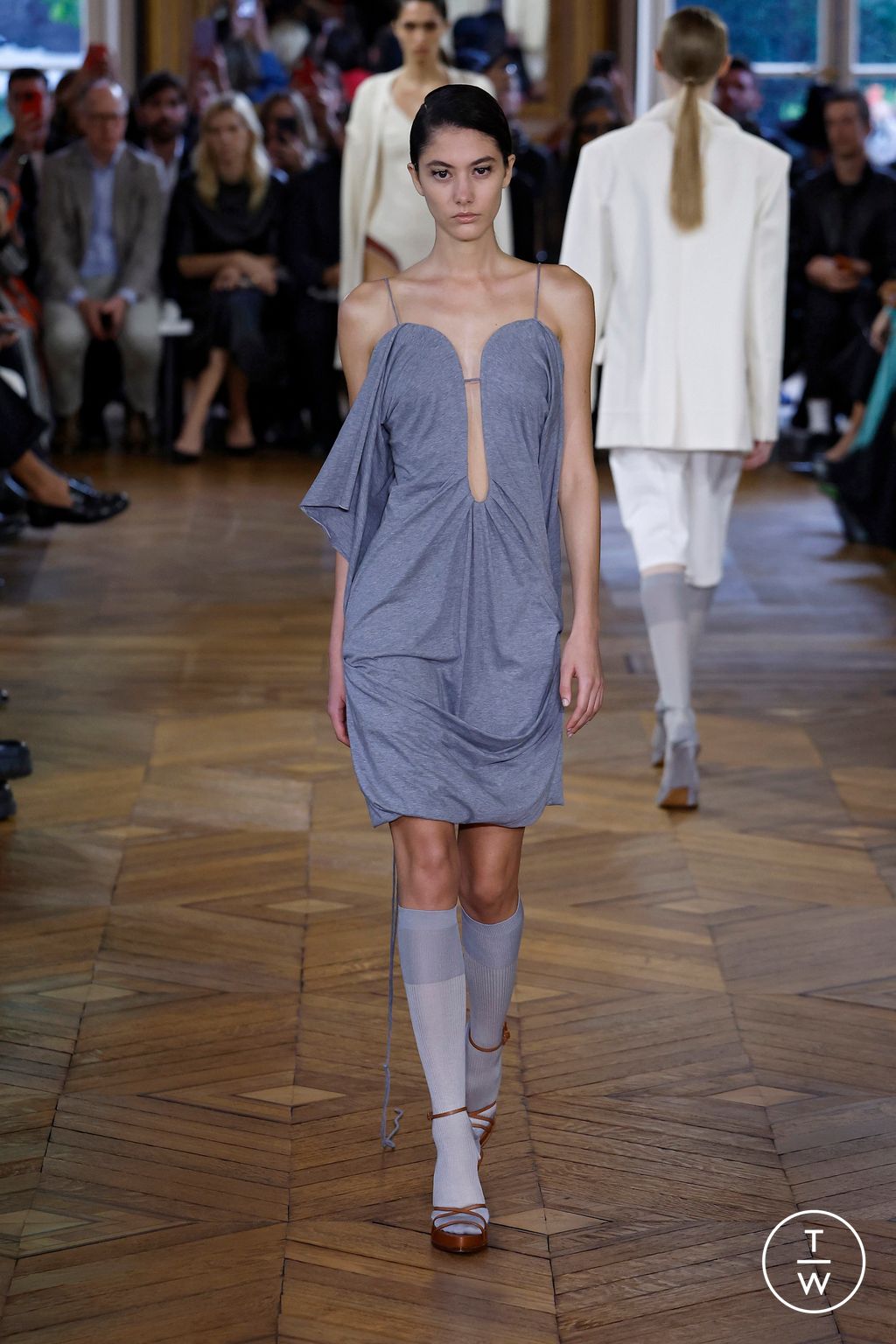 Fashion Week Paris Spring/Summer 2024 look 8 from the Victoria Beckham collection 女装
