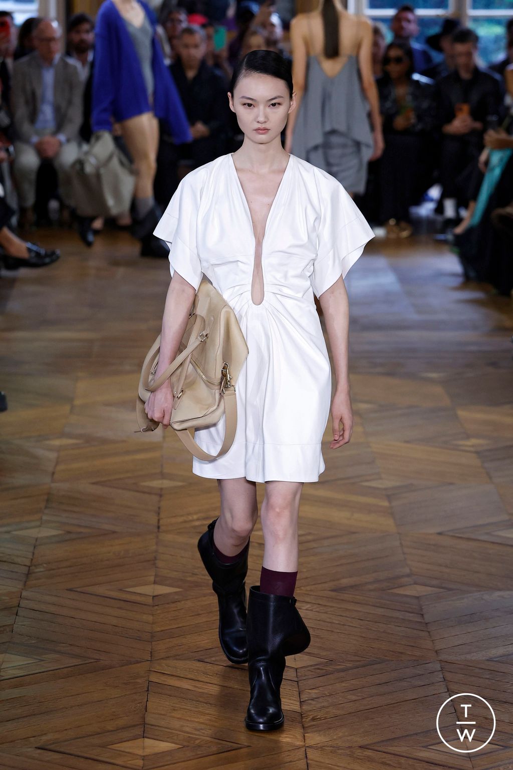 Fashion Week Paris Spring/Summer 2024 look 10 from the Victoria Beckham collection 女装