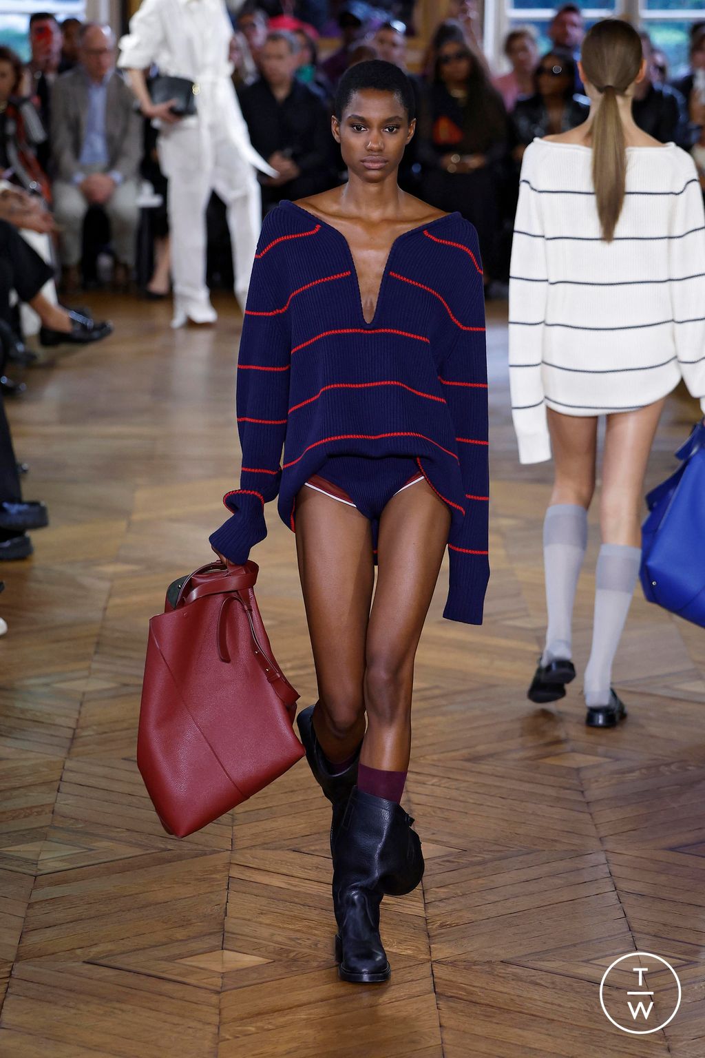 Fashion Week Paris Spring/Summer 2024 look 13 from the Victoria Beckham collection 女装