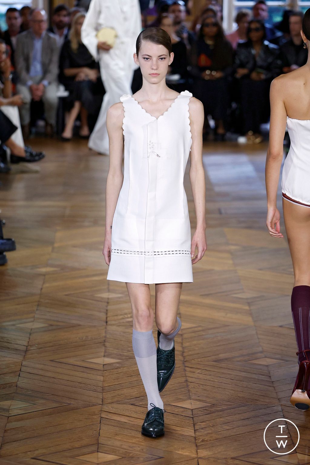 Fashion Week Paris Spring/Summer 2024 look 17 from the Victoria Beckham collection 女装
