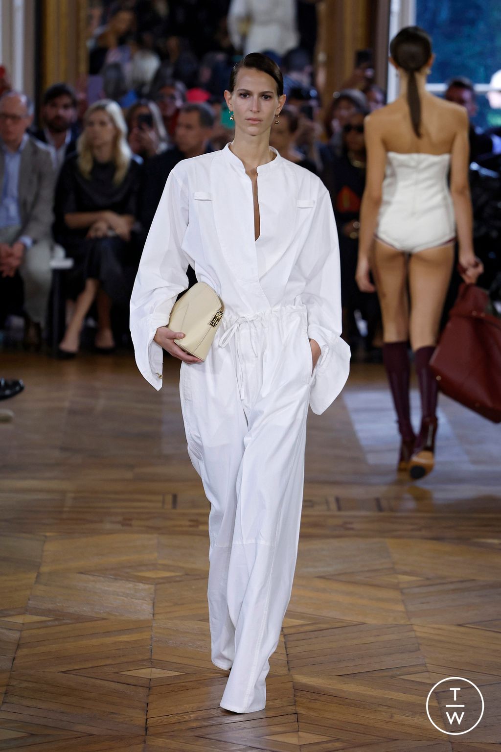 Fashion Week Paris Spring/Summer 2024 look 18 from the Victoria Beckham collection 女装