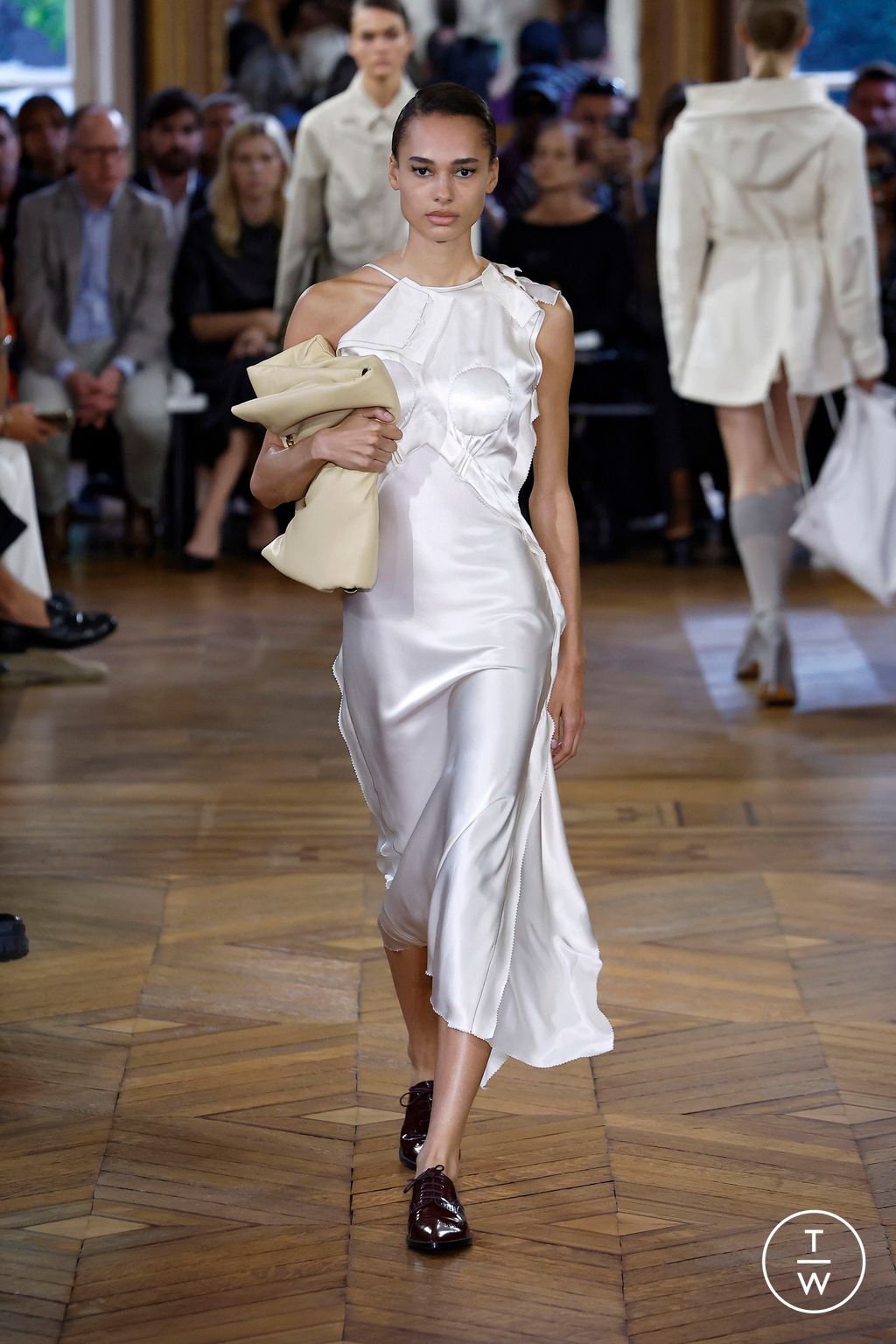 Fashion Week Paris Spring/Summer 2024 look 23 from the Victoria Beckham collection 女装