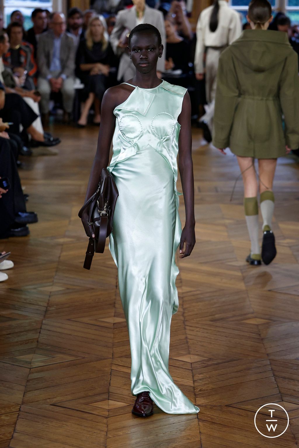 Fashion Week Paris Spring/Summer 2024 look 26 from the Victoria Beckham collection 女装