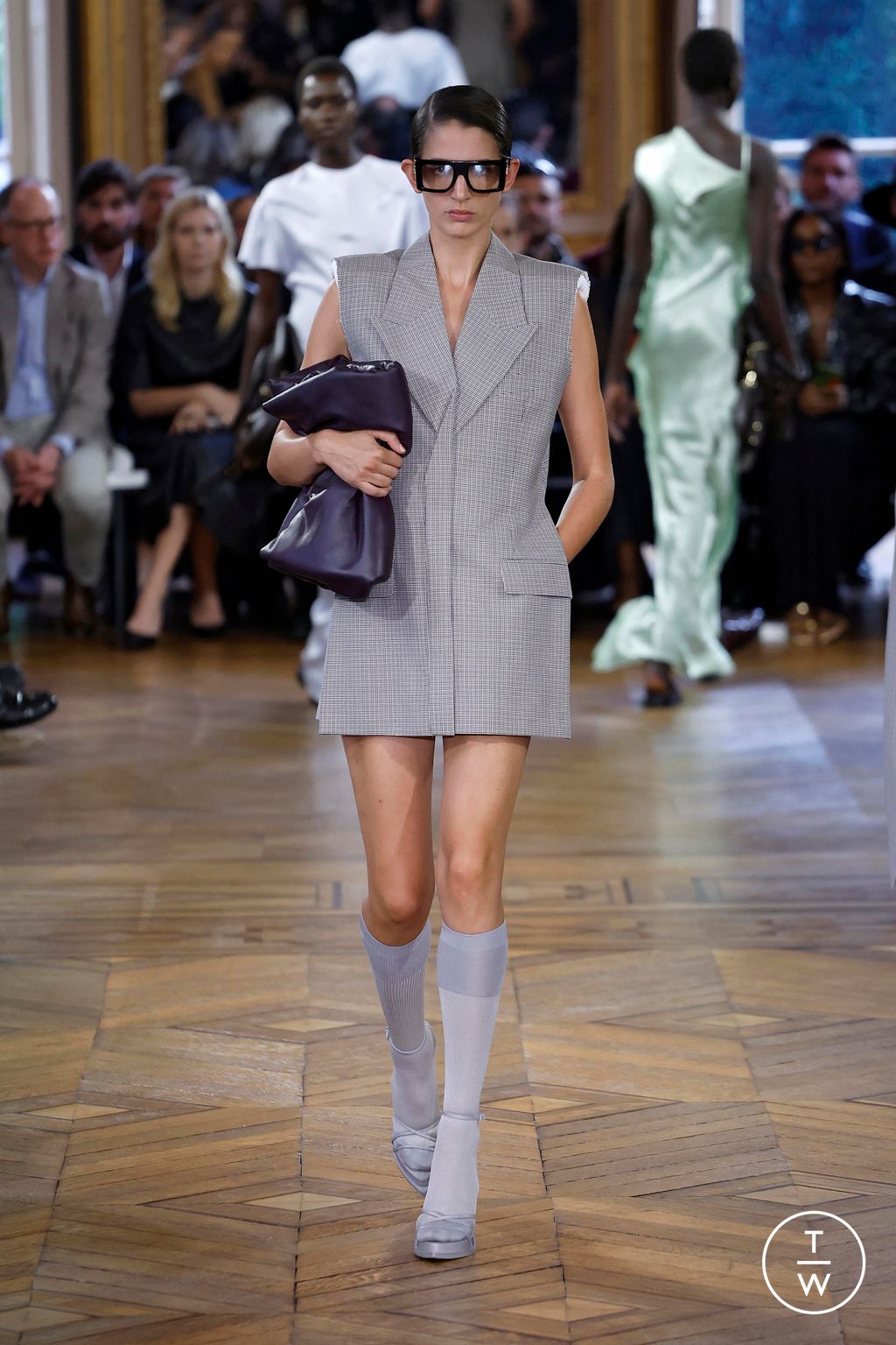 Fashion Week Paris Spring/Summer 2024 look 28 from the Victoria Beckham collection 女装
