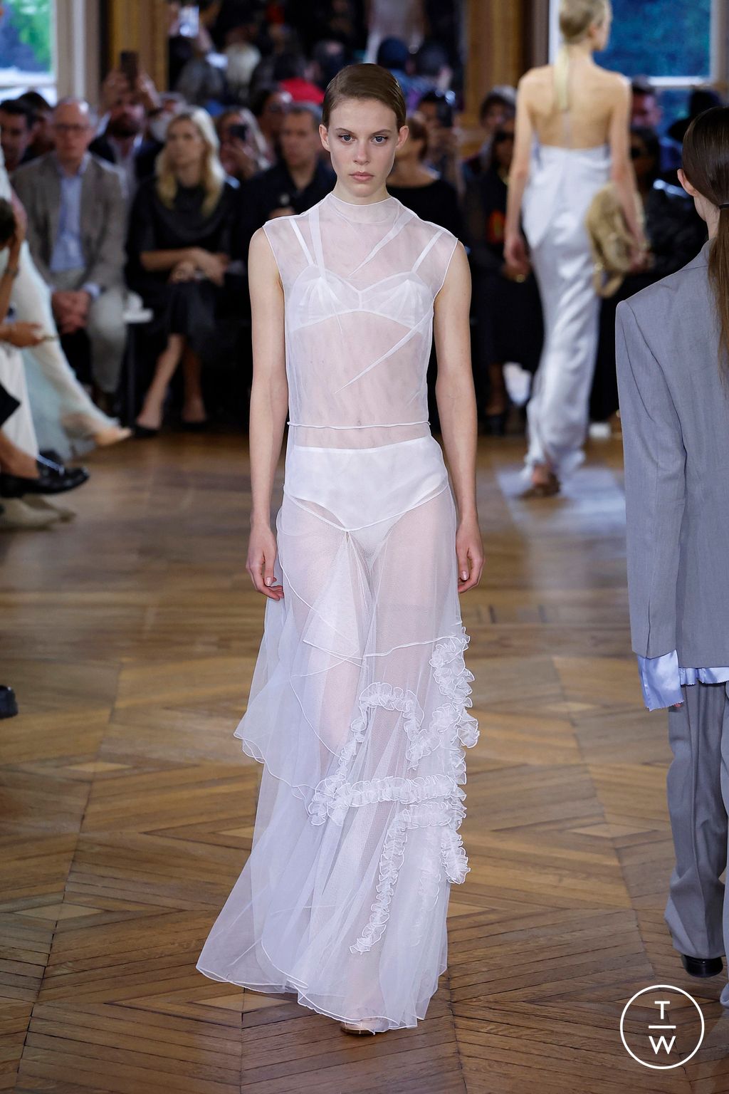 Fashion Week Paris Spring/Summer 2024 look 32 from the Victoria Beckham collection 女装