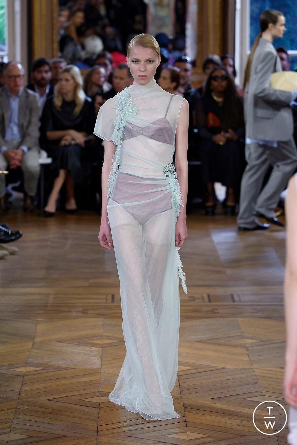 Fashion Week Paris Spring/Summer 2024 look 33 from the Victoria Beckham collection 女装