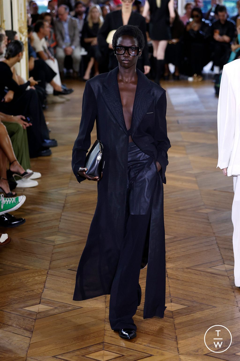 Fashion Week Paris Spring/Summer 2024 look 39 from the Victoria Beckham collection 女装