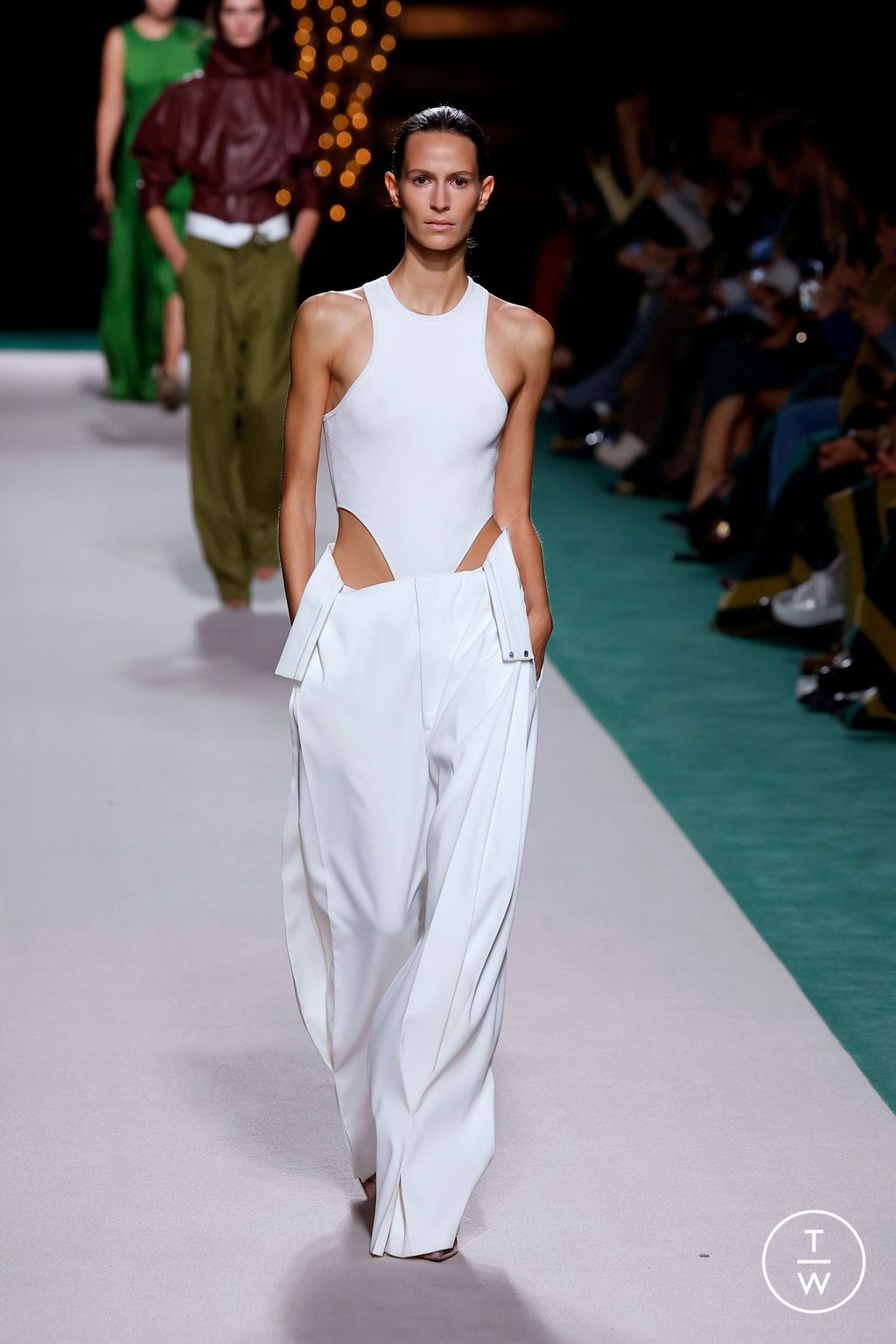Fashion Week Paris Spring-Summer 2025 look 16 from the Victoria Beckham collection 女装