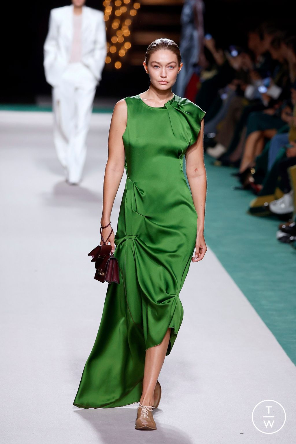 Fashion Week Paris Spring-Summer 2025 look 18 from the Victoria Beckham collection 女装