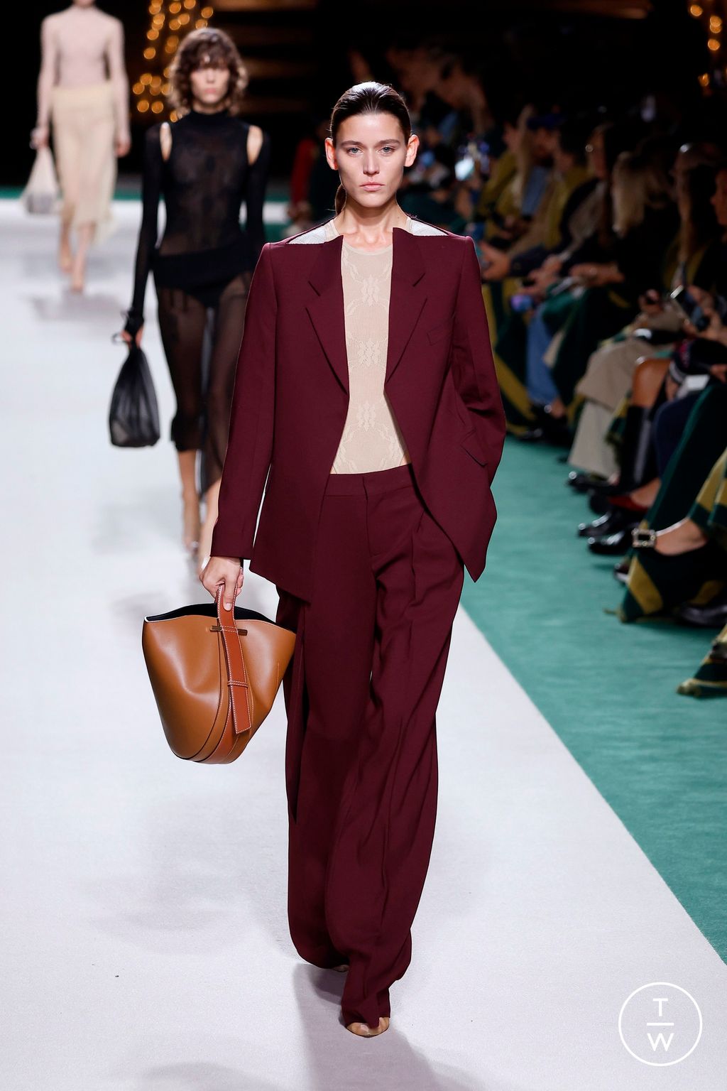 【Victoria Beckham】 スパンコールのギャザーガウン Victoria Beckham SS25 女装#25 - Tagwalk：时尚搜索引擎