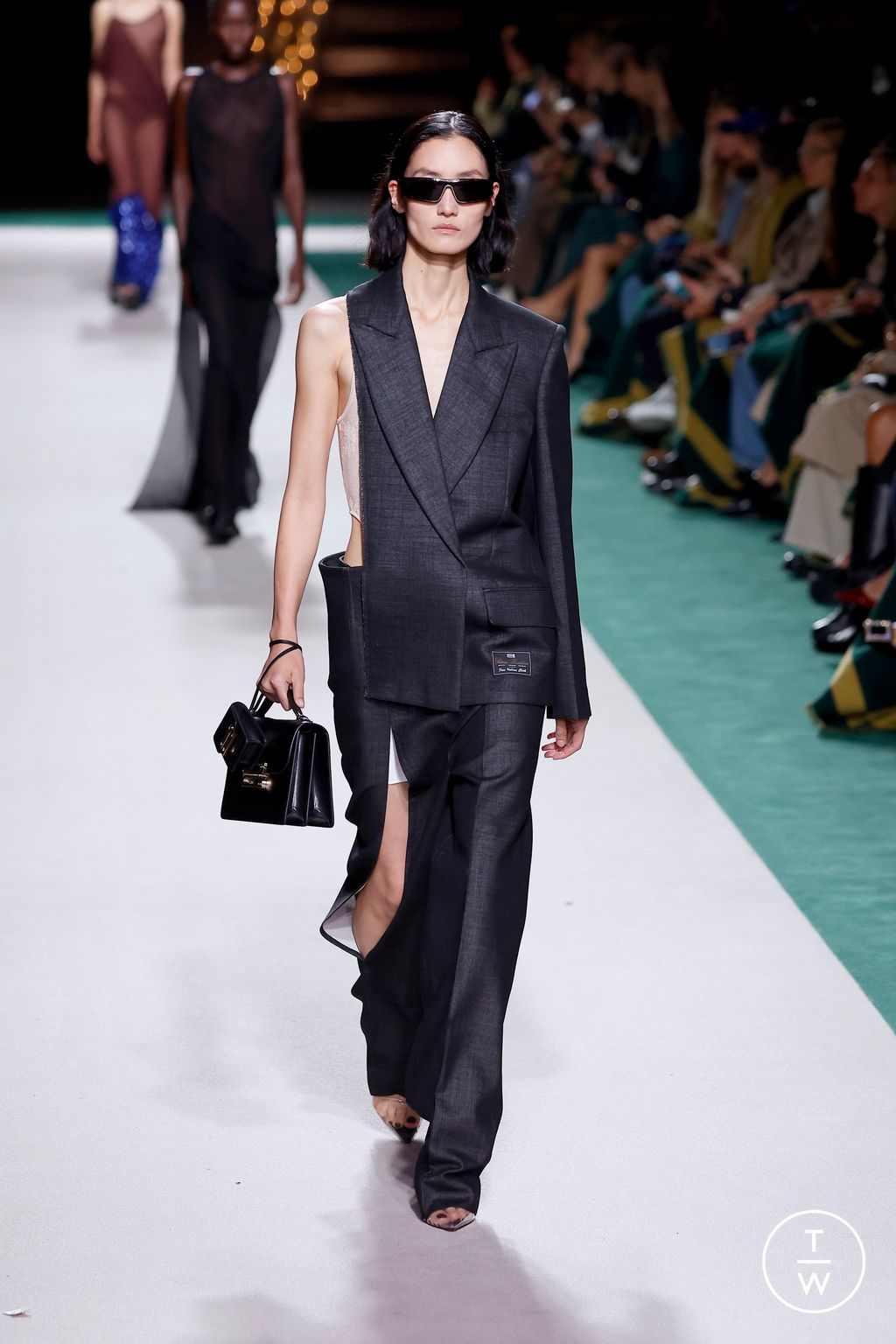 Fashion Week Paris Spring-Summer 2025 look 37 from the Victoria Beckham collection 女装