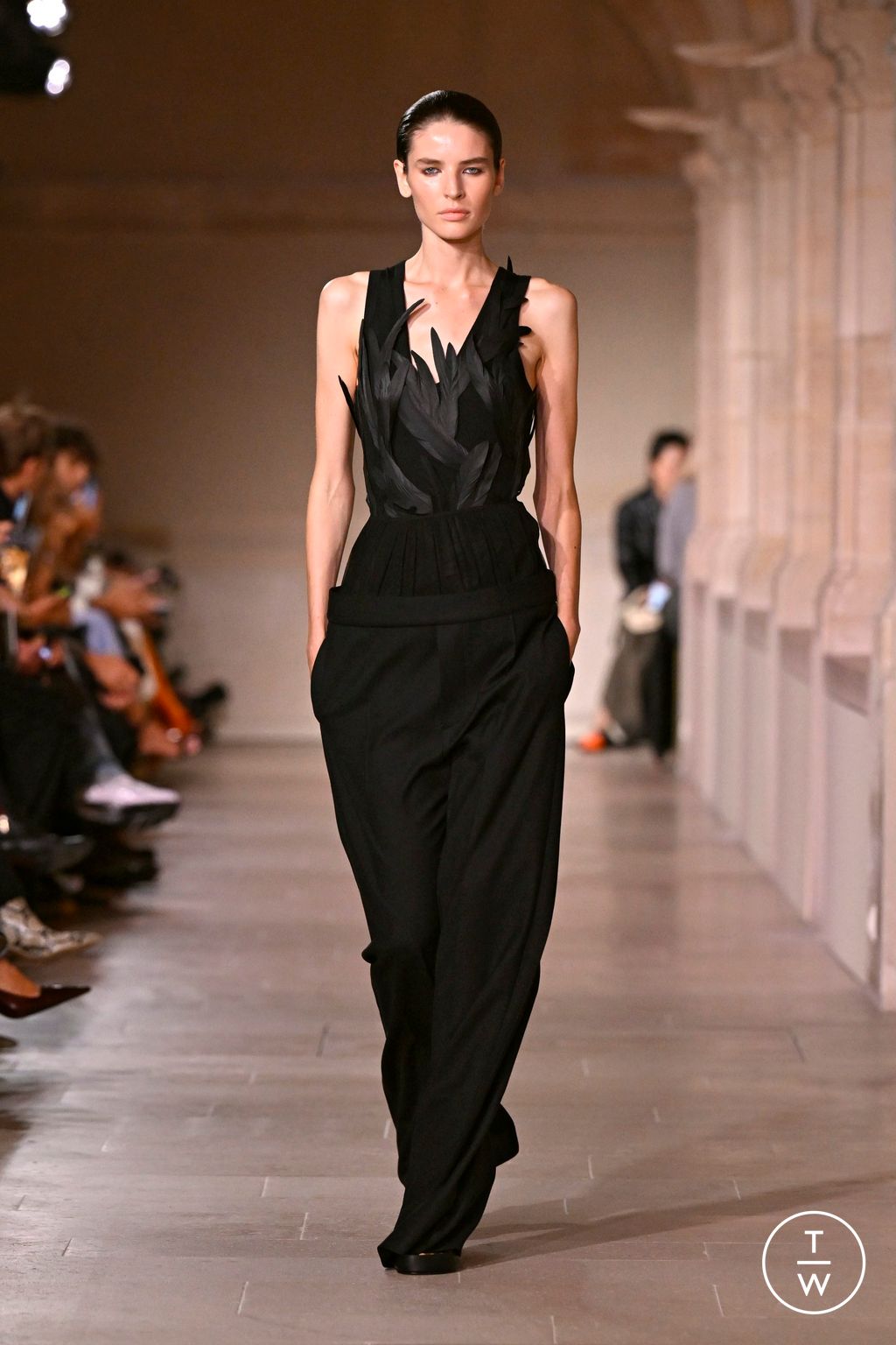 Fashion Week Paris Spring/Summer 2026 look 1 from the Victoria Beckham collection 女装