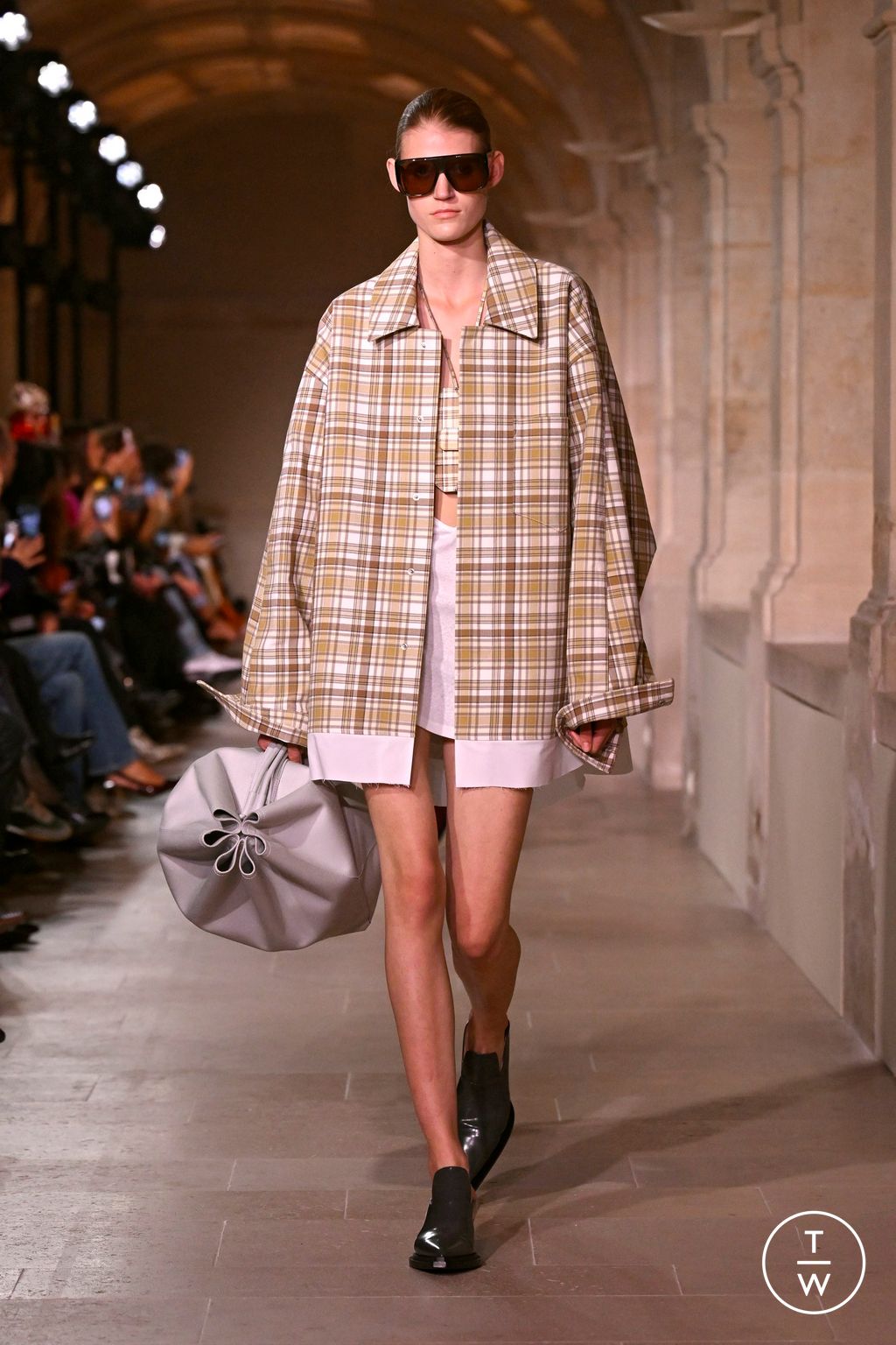 Fashion Week Paris Spring/Summer 2026 look 17 from the Victoria Beckham collection 女装