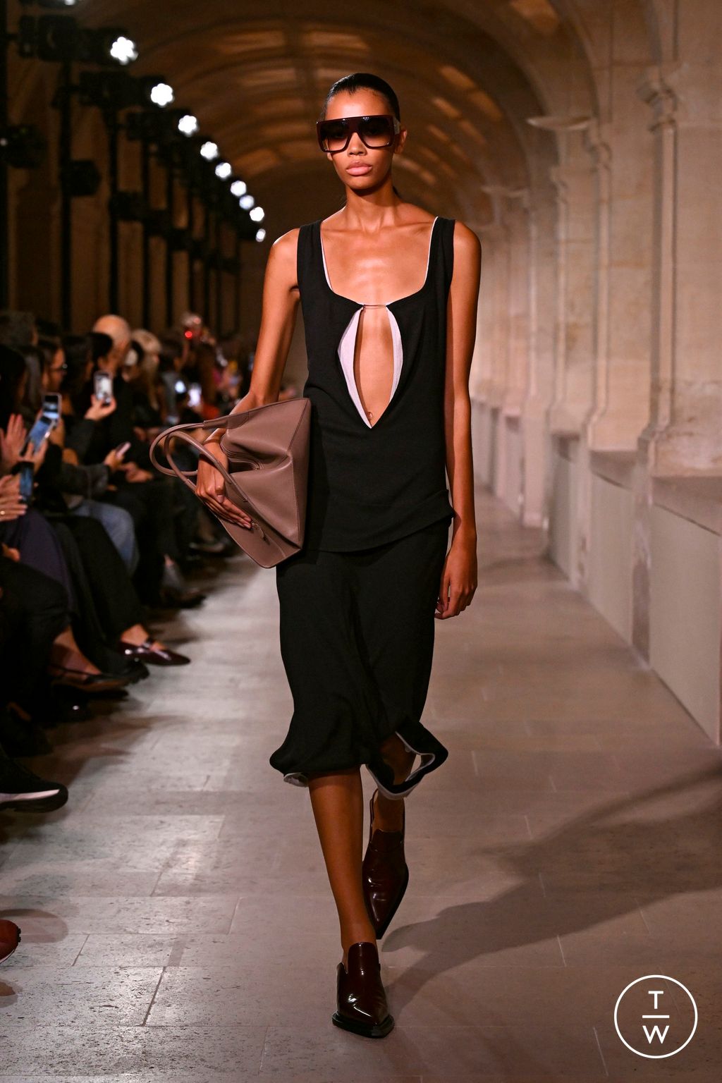 Fashion Week Paris Spring/Summer 2026 look 18 from the Victoria Beckham collection 女装