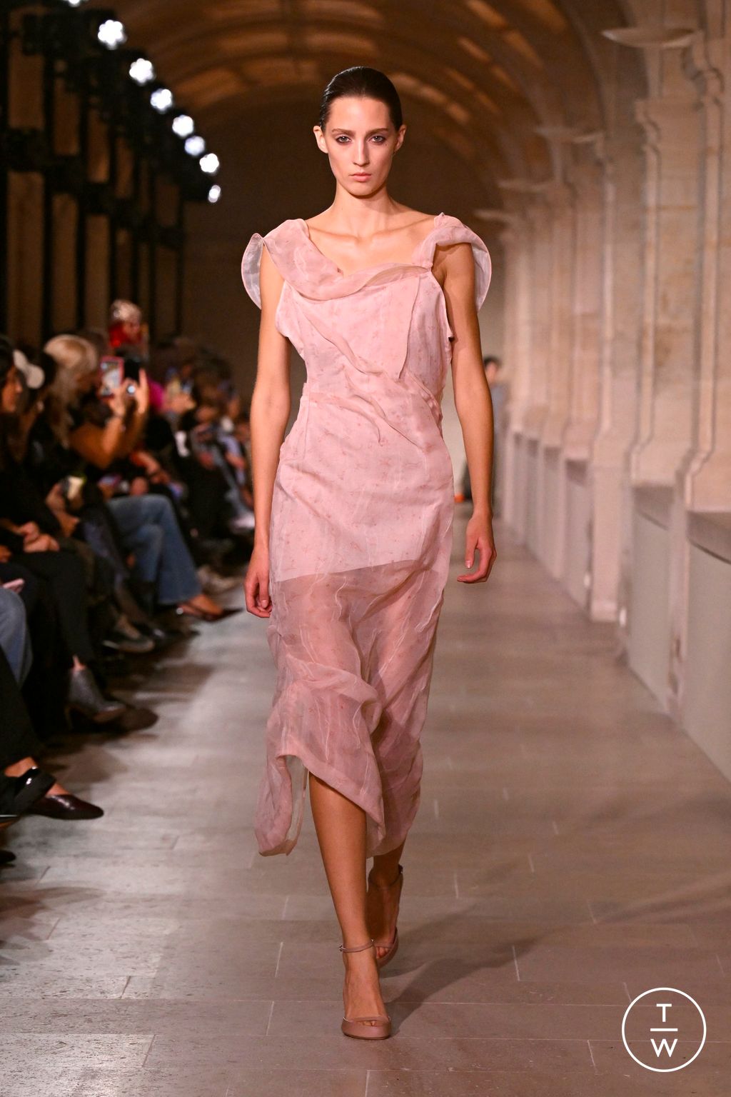 Fashion Week Paris Spring/Summer 2026 look 37 from the Victoria Beckham collection 女装