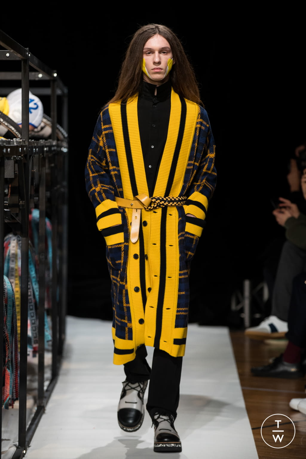 Fashion Week Paris Fall/Winter 2018 look 7 de la collection Henrik Vibskov menswear