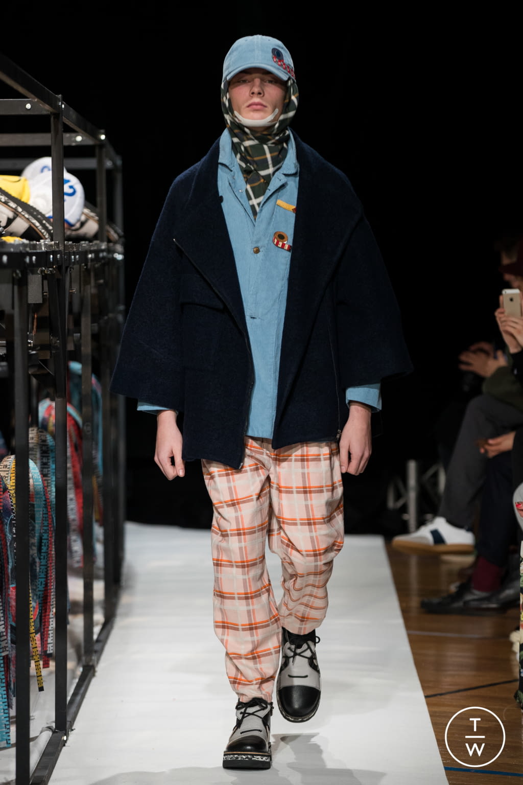 Fashion Week Paris Fall/Winter 2018 look 20 from the Henrik Vibskov collection 男装