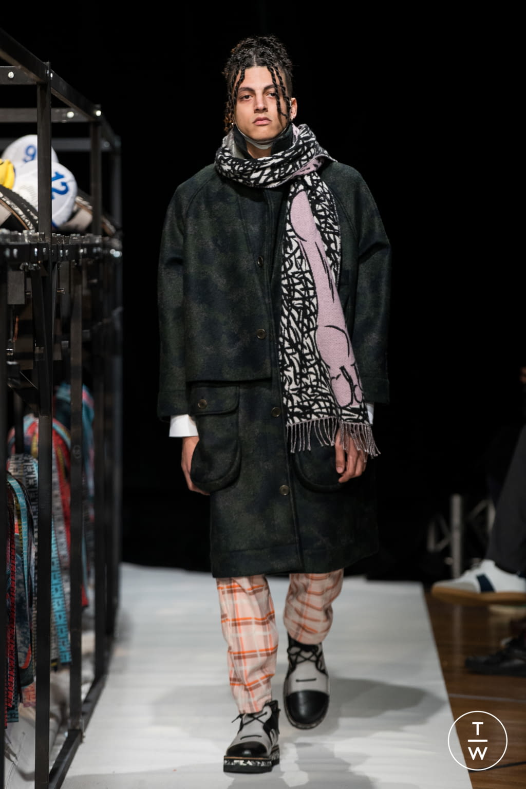 Fashion Week Paris Fall/Winter 2018 look 25 from the Henrik Vibskov collection menswear