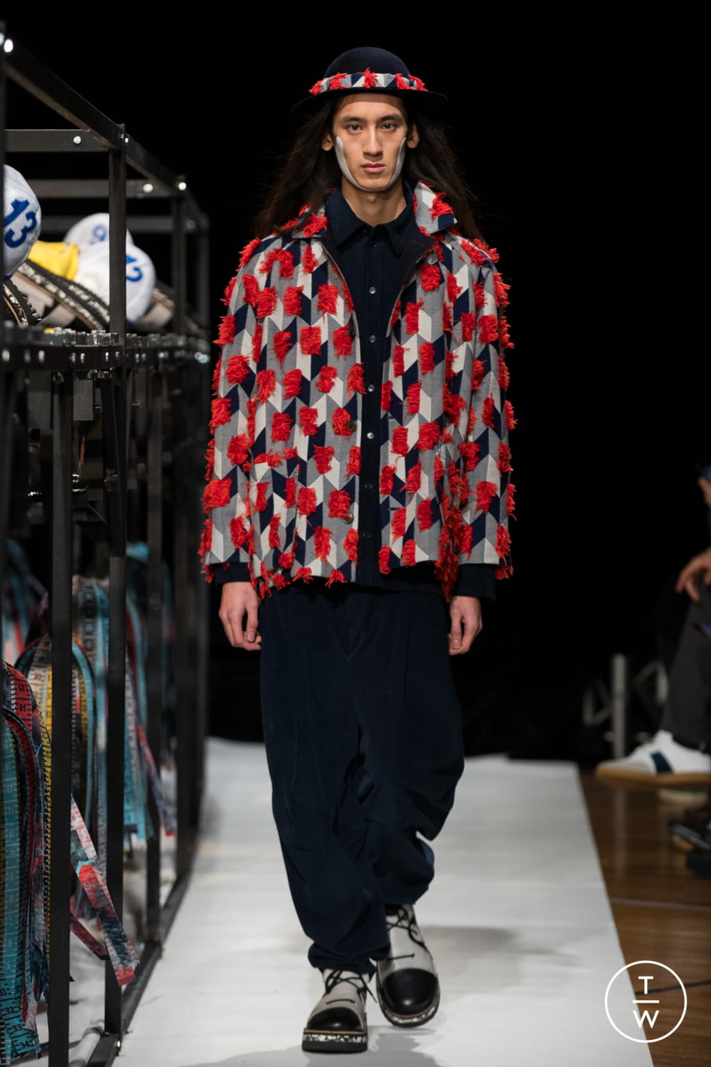 Fashion Week Paris Fall/Winter 2018 look 35 from the Henrik Vibskov collection 男装