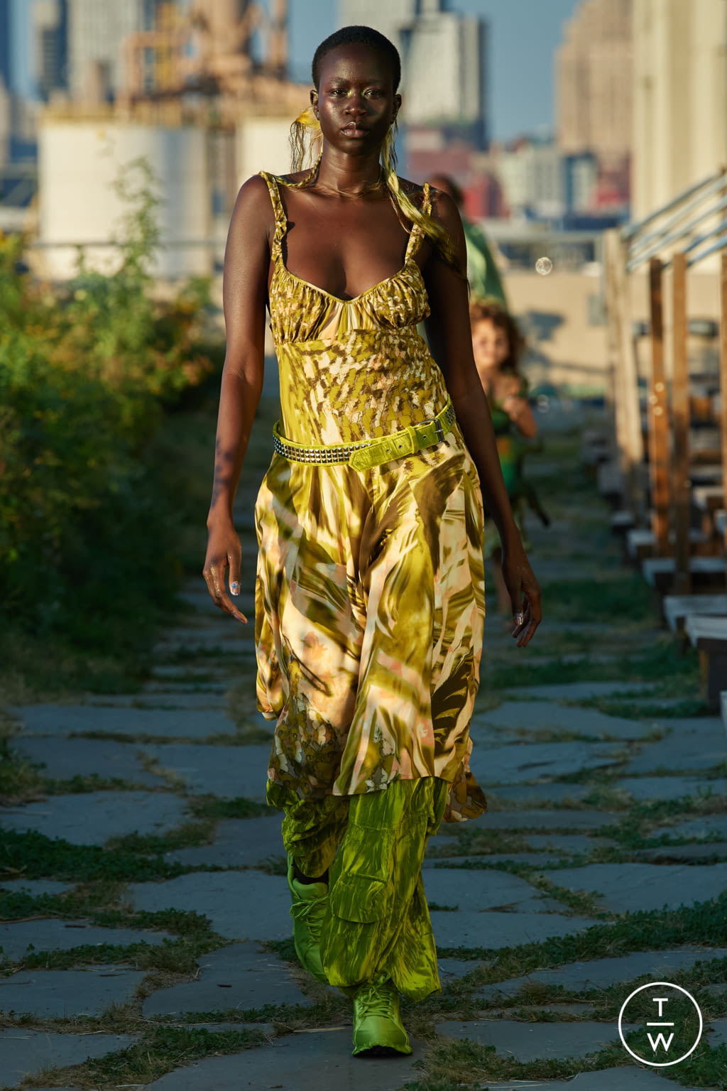 Fashion Week New York Spring/Summer 2022 look 24 de la collection Collina Strada womenswear