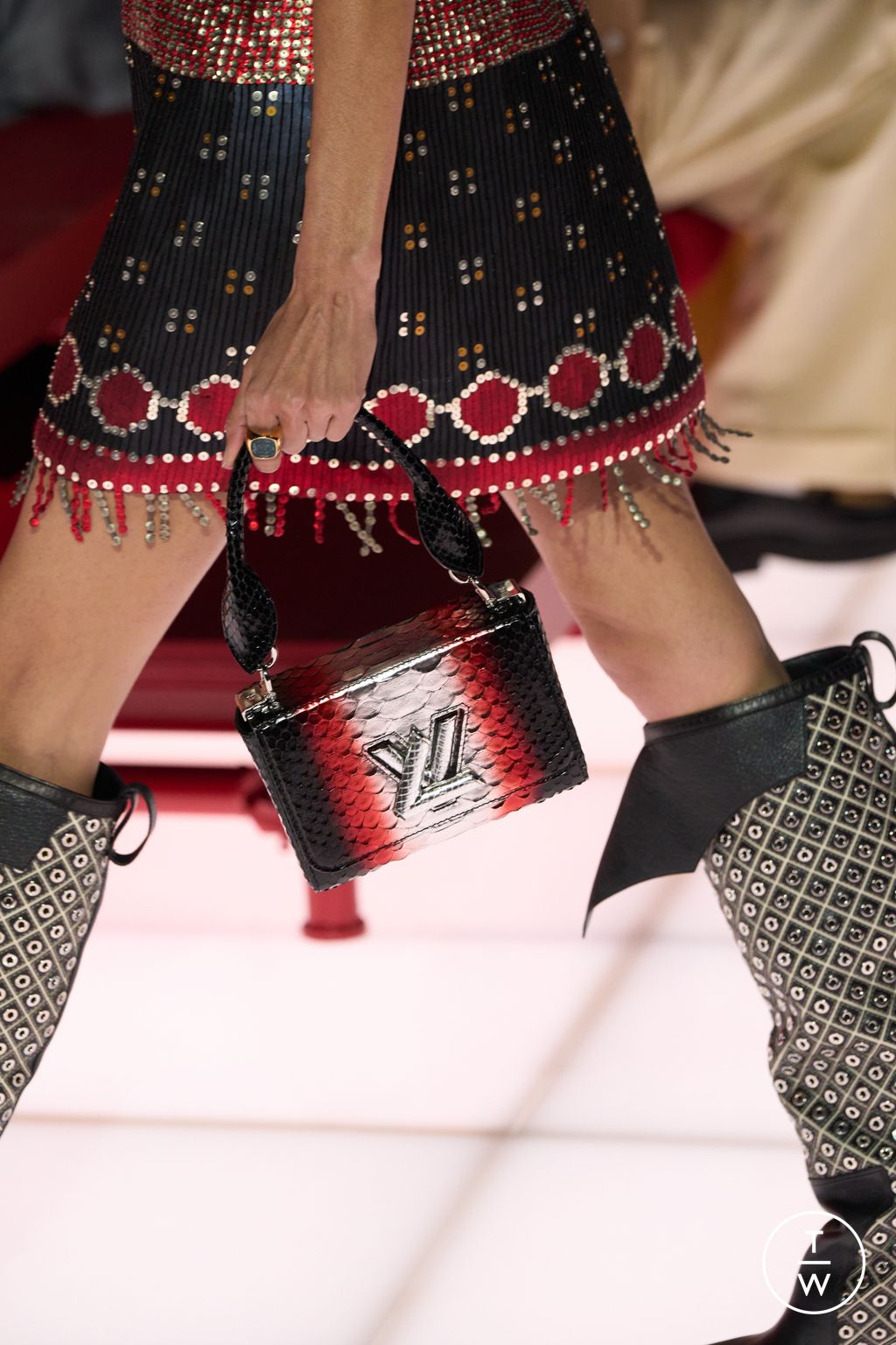 Fashion Week Paris Resort 2026 look 19 de la collection Louis Vuitton womenswear accessories