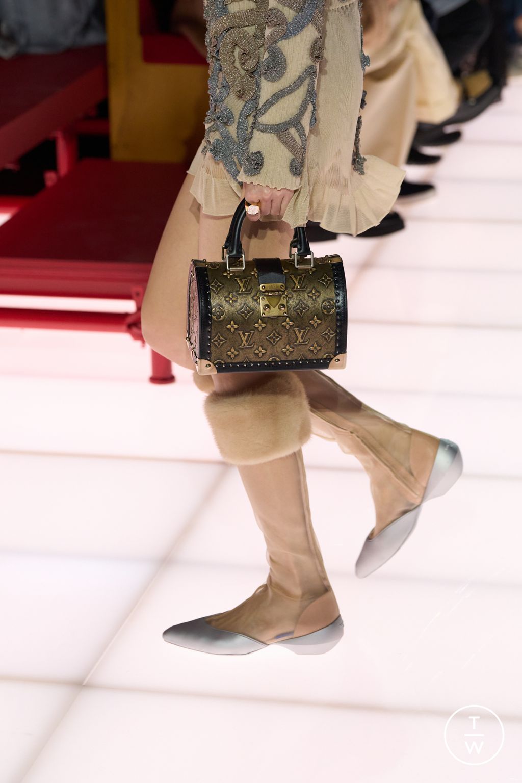 Fashion Week Paris Resort 2026 look 24 from the Louis Vuitton collection 女装配饰
