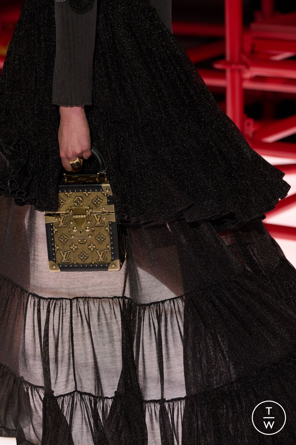 Fashion Week Paris Resort 2026 look 25 de la collection Louis Vuitton womenswear accessories