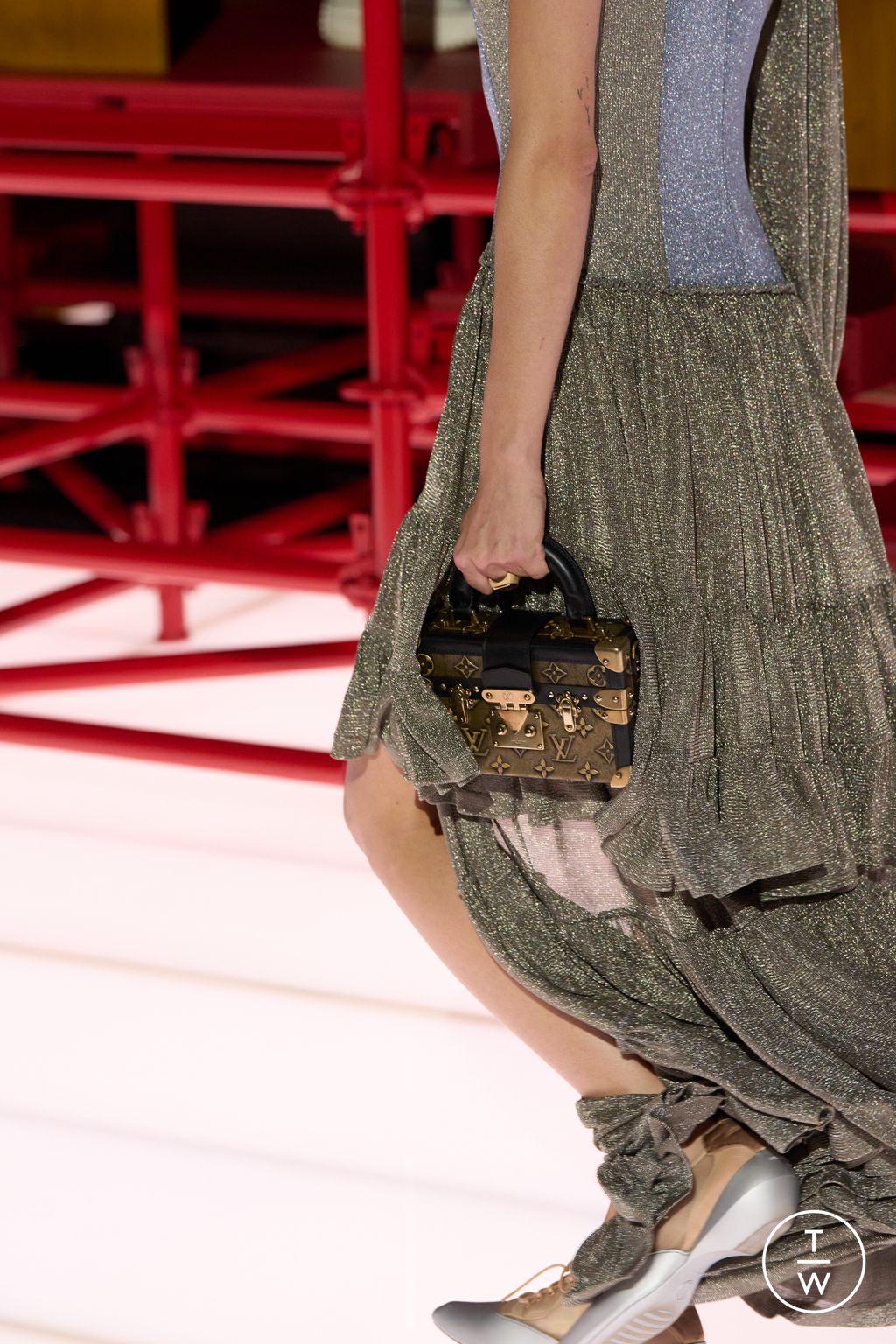 Fashion Week Paris Resort 2026 look 26 de la collection Louis Vuitton womenswear accessories