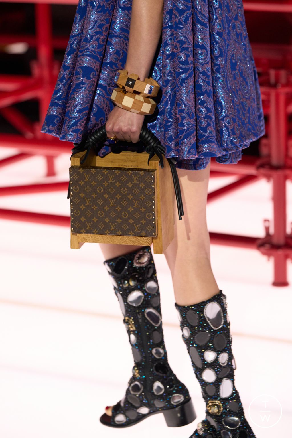 Fashion Week Paris Resort 2026 look 16 from the Louis Vuitton collection womenswear accessories