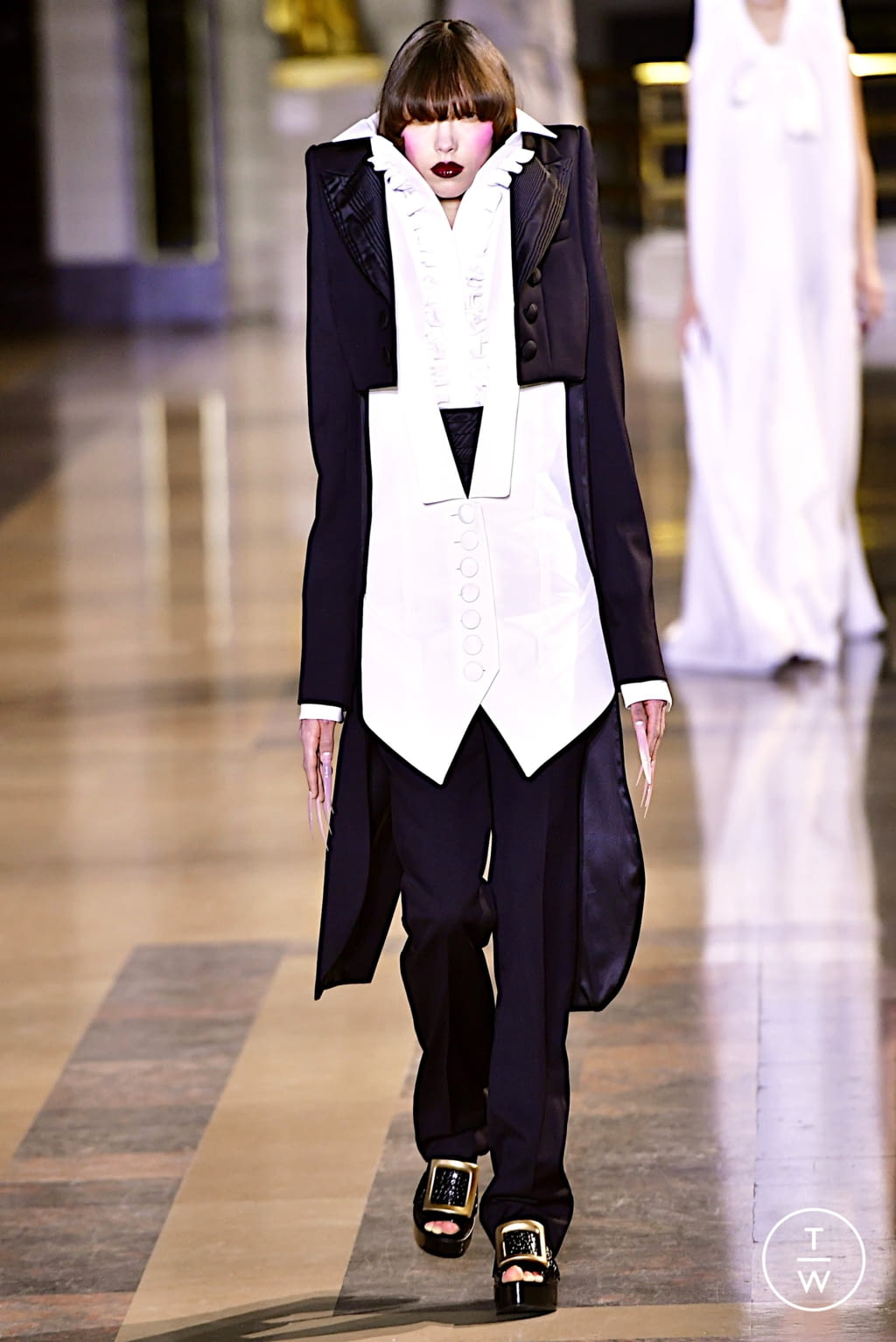 Fashion Week Paris Spring/Summer 2022 look 1 from the Viktor & Rolf collection couture