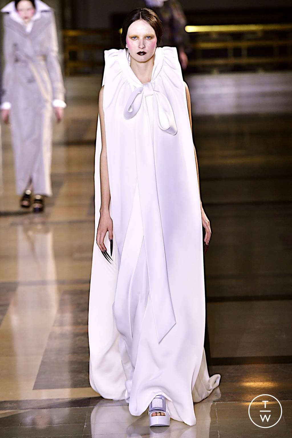 Fashion Week Paris Spring/Summer 2022 look 2 from the Viktor & Rolf collection couture
