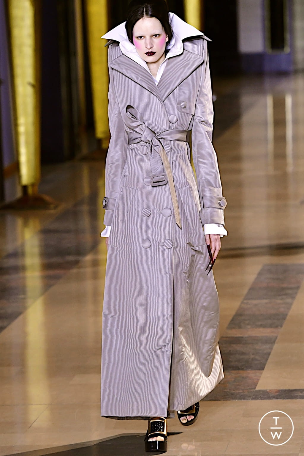 Fashion Week Paris Spring/Summer 2022 look 3 from the Viktor & Rolf collection 高级定制