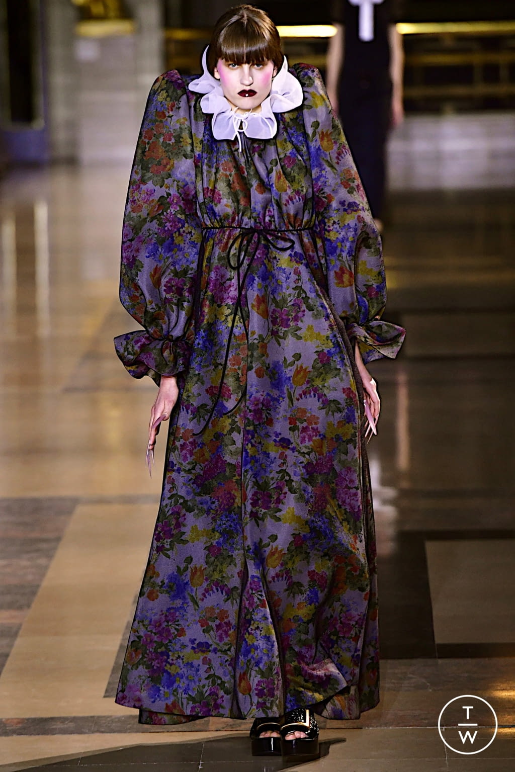 Fashion Week Paris Spring/Summer 2022 look 4 from the Viktor & Rolf collection couture