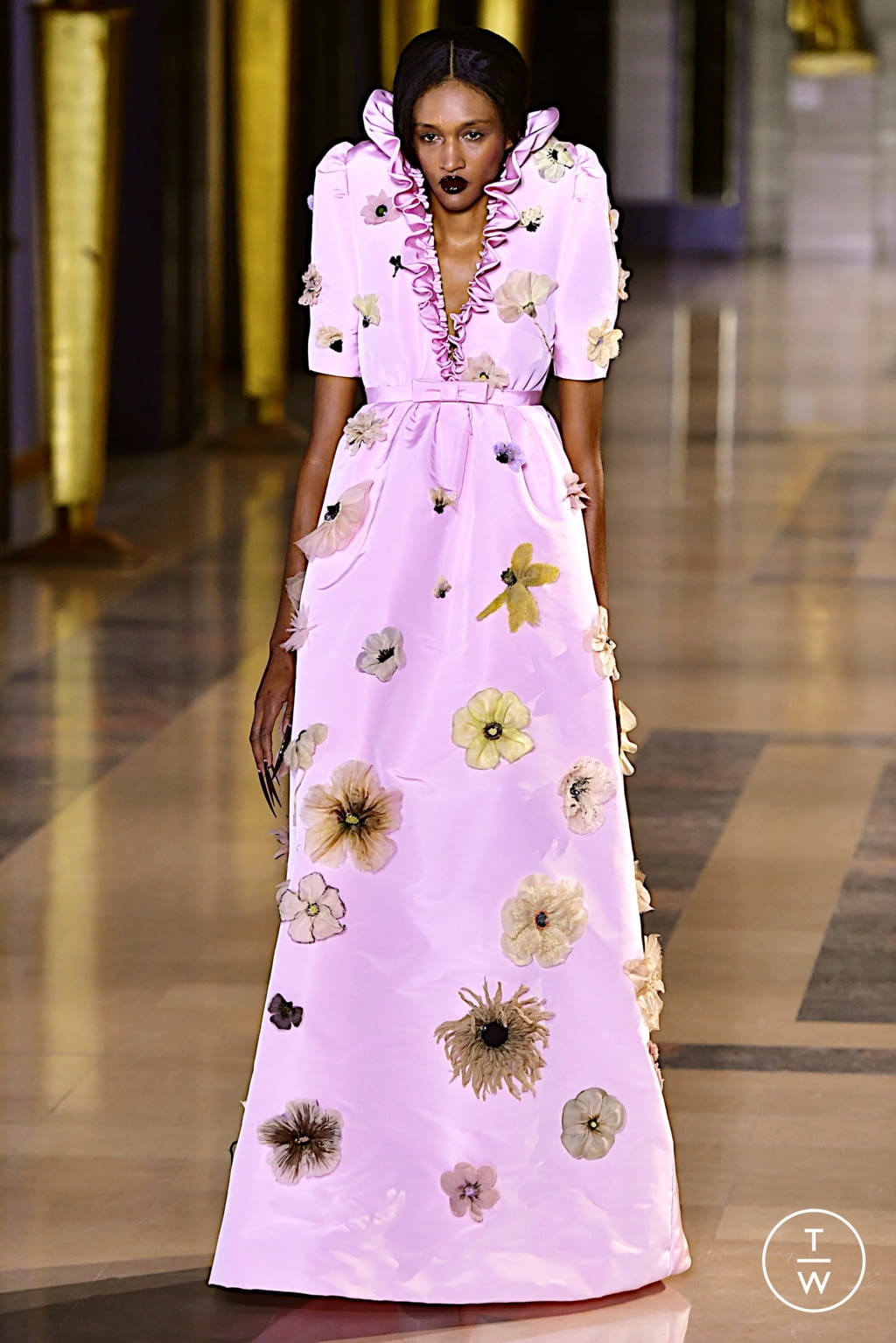 Fashion Week Paris Spring/Summer 2022 look 9 from the Viktor & Rolf collection couture