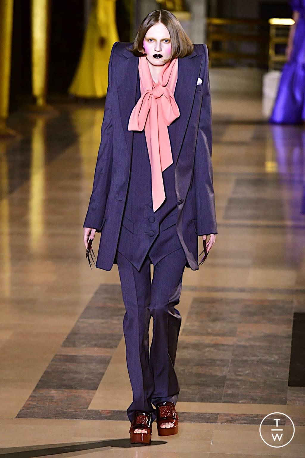 Fashion Week Paris Spring/Summer 2022 look 10 from the Viktor & Rolf collection couture